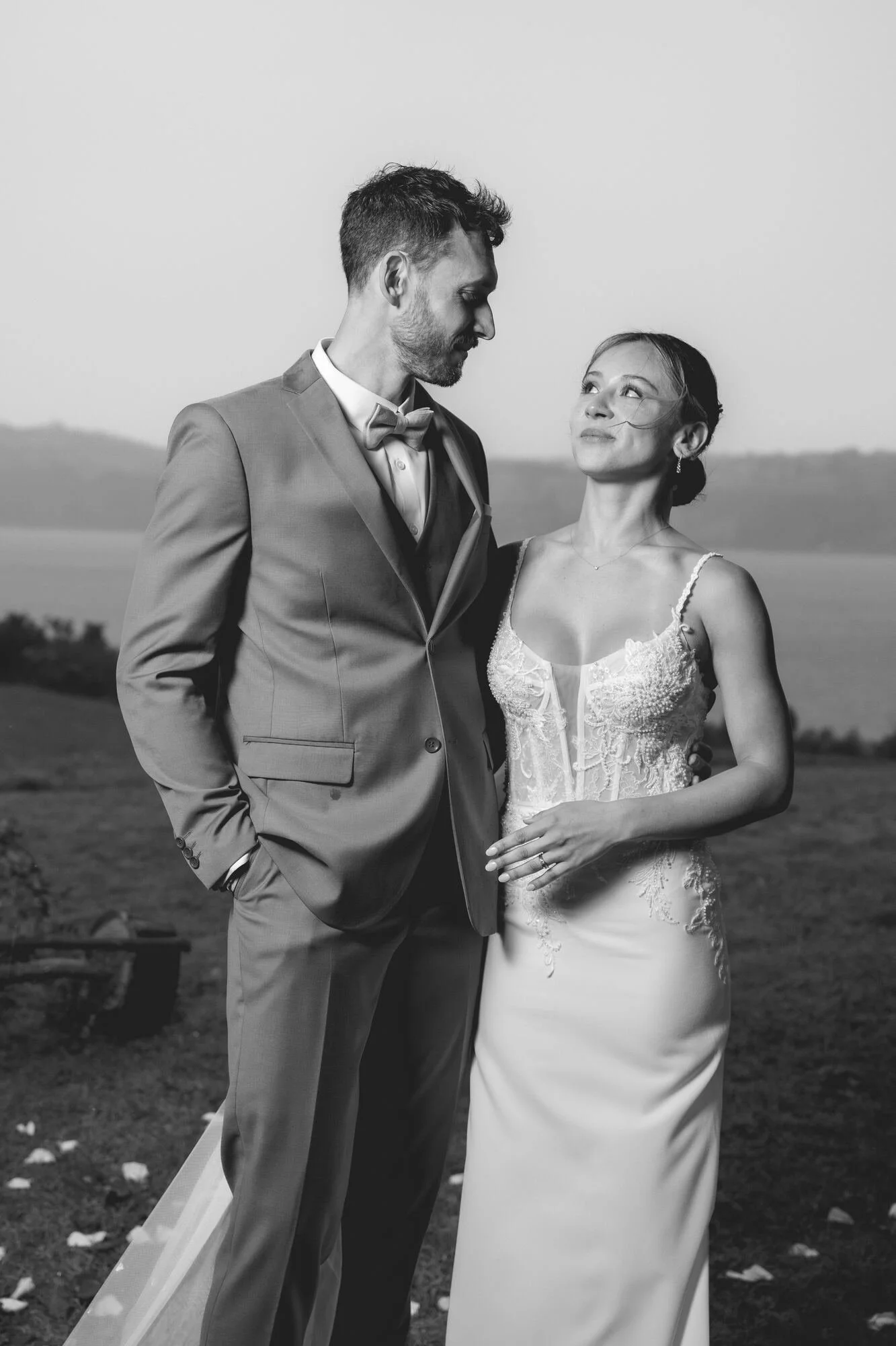 Los novios al atardecer con el paisaje de fondo, en blanco y negro, Refugia, Castro