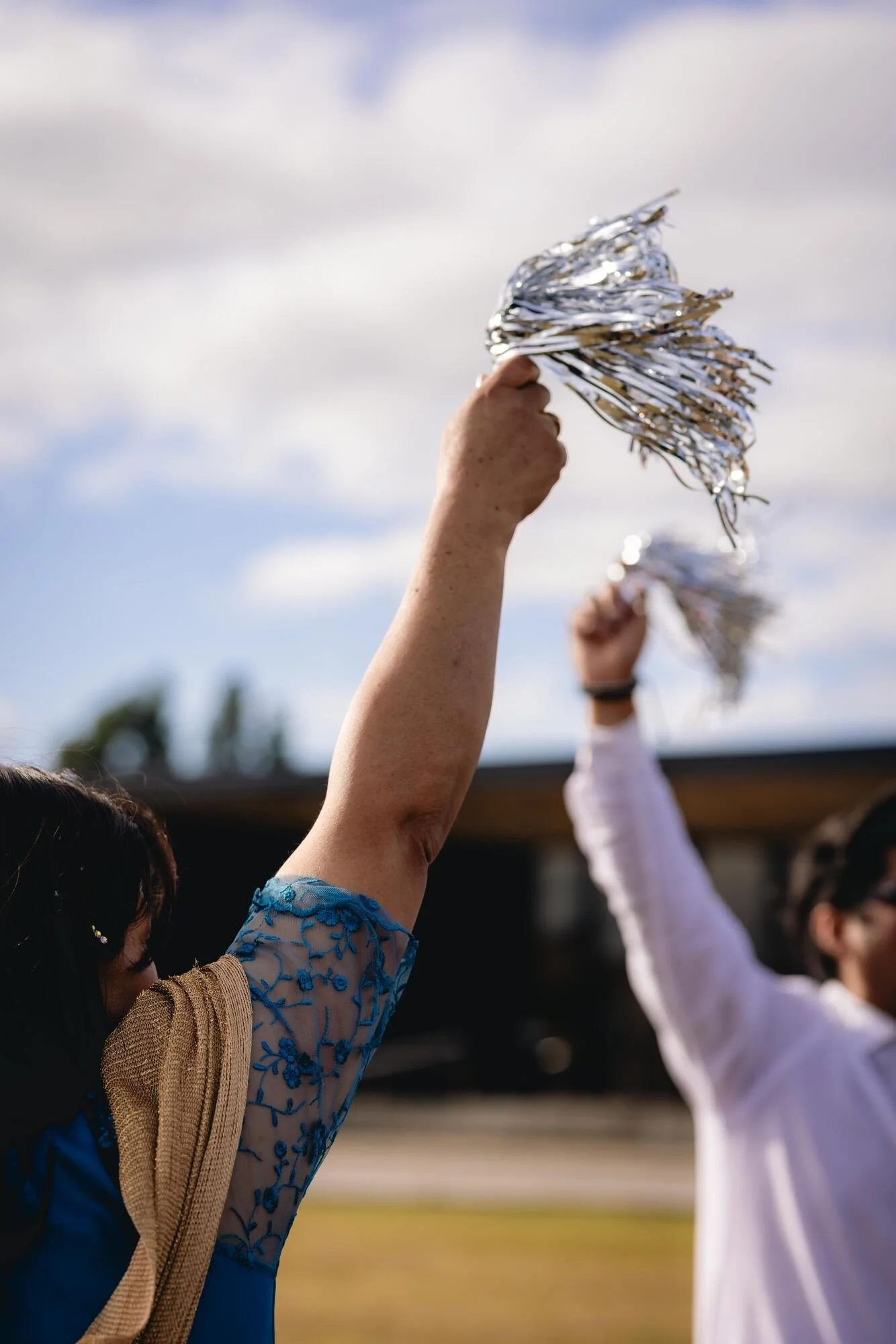 Invitados agitando pompones para recibir a los novios en Quilquico, Castro, Chiloé	
