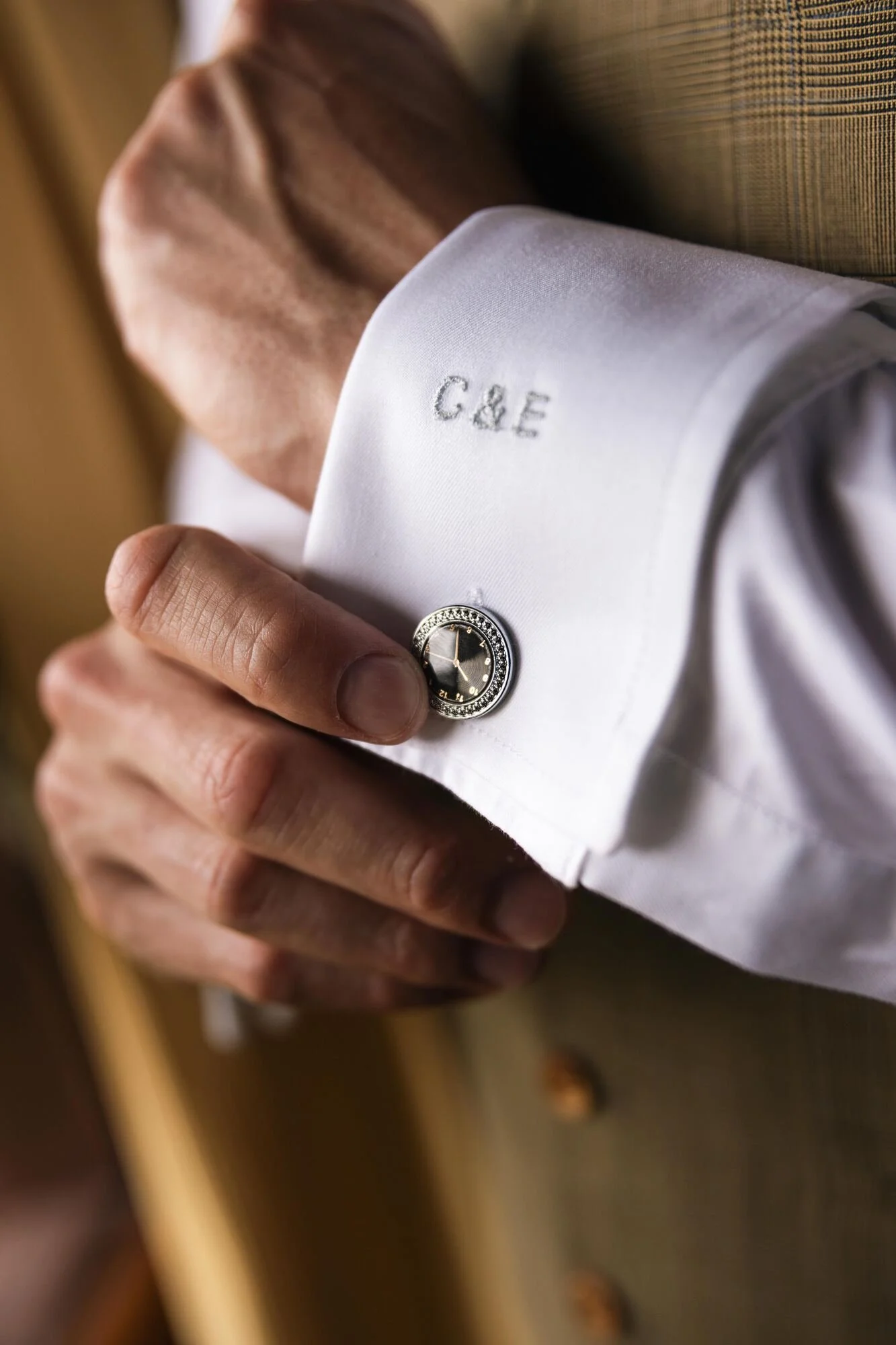 Detalle de los gemelos y puño de camisa con iniciales bordadas del novio, boda en Ancud