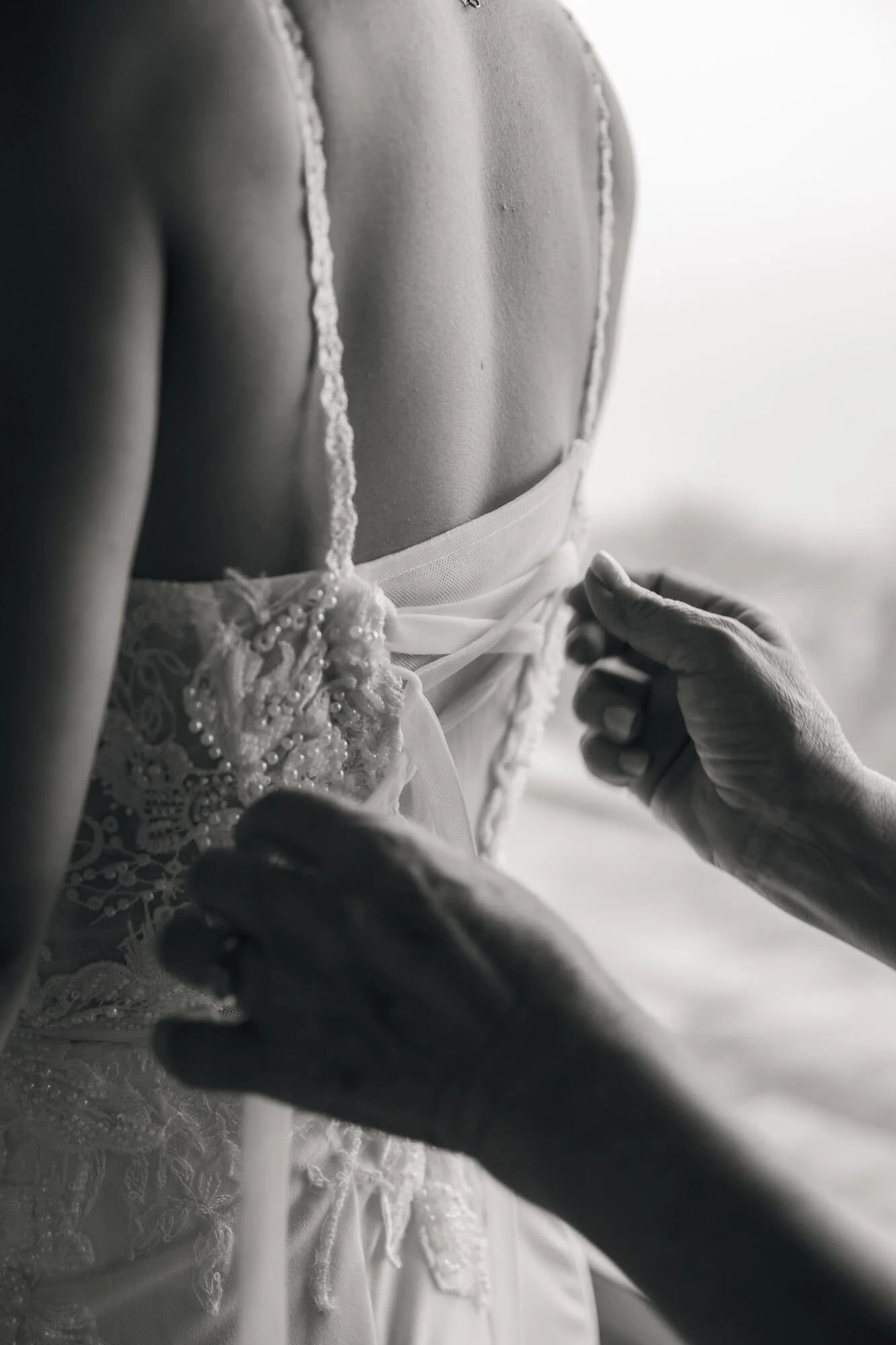 Abotonando la espalda del vestido de novia, en blanco y negro, Refugia, Castro