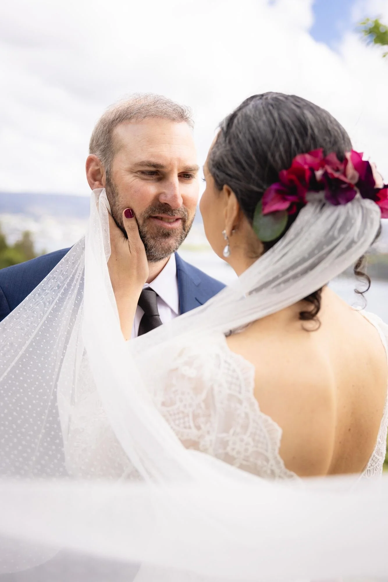 Los novios juntos bajo el velo durante su sesión en Quilquico, Castro, Chiloé	