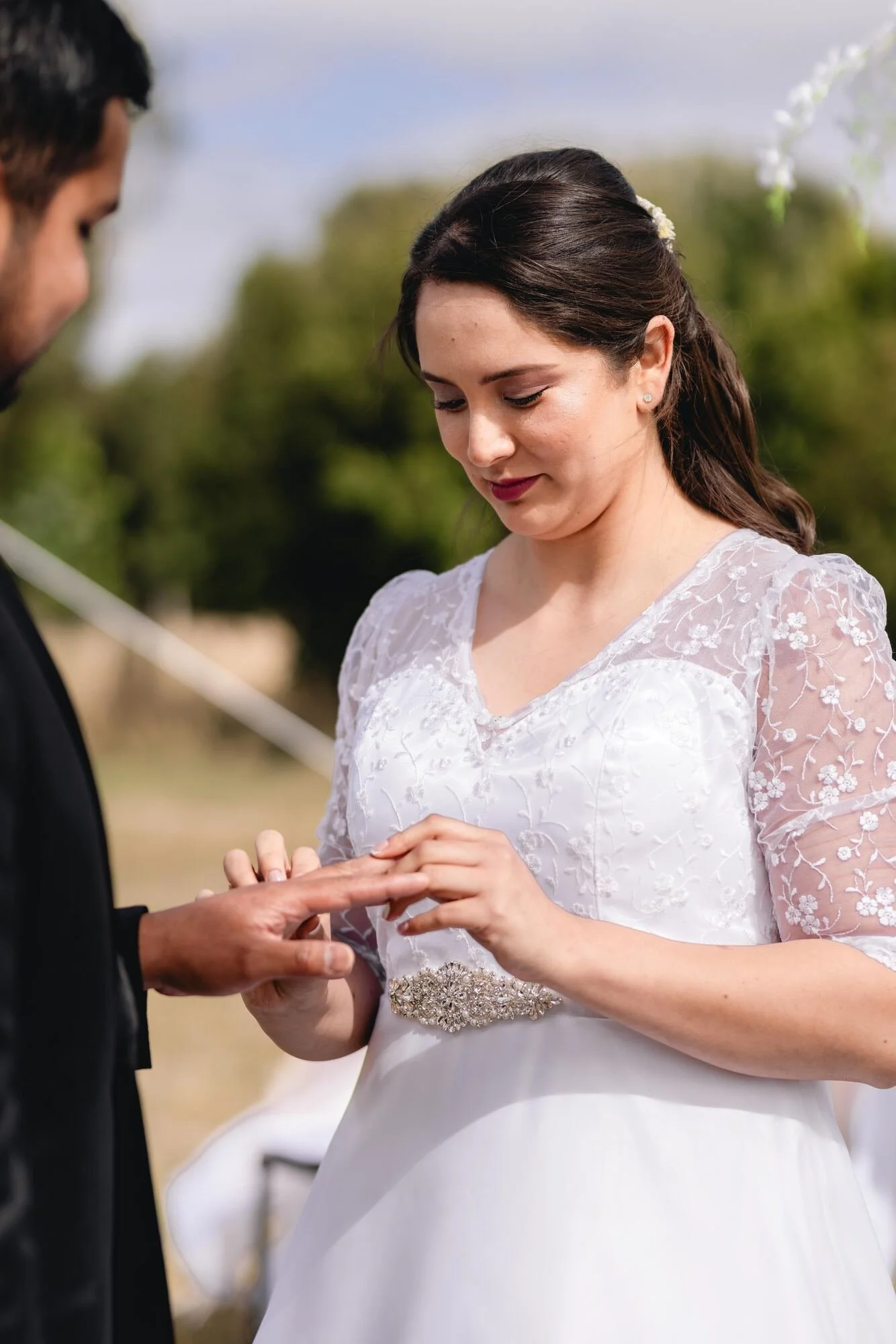 El novio coloca el anillo a la novia durante la ceremonia en Quilquico, Chiloé	