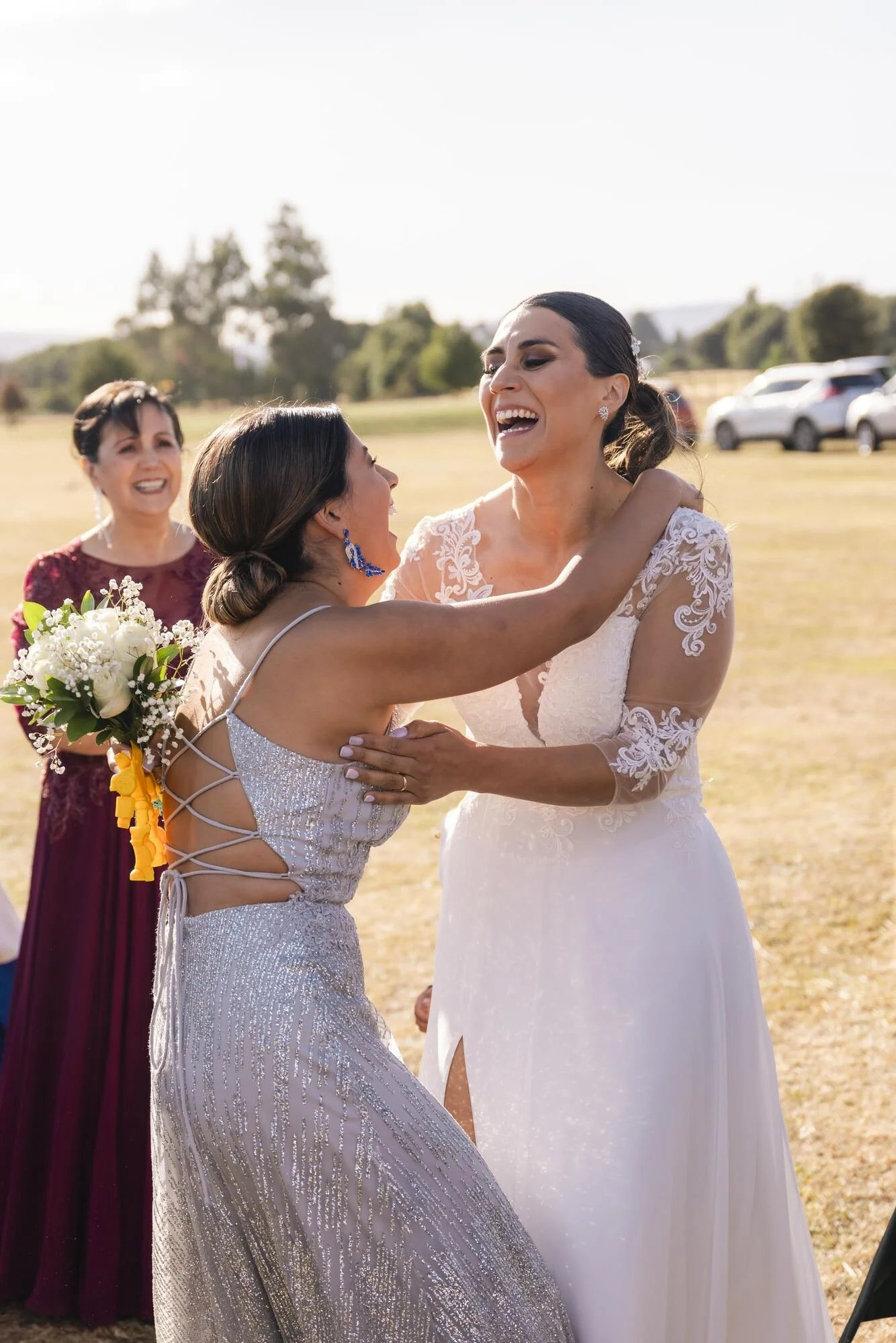 La novia abraza emocionada a sus invitadas durante la celebración en Quilquico, Castro