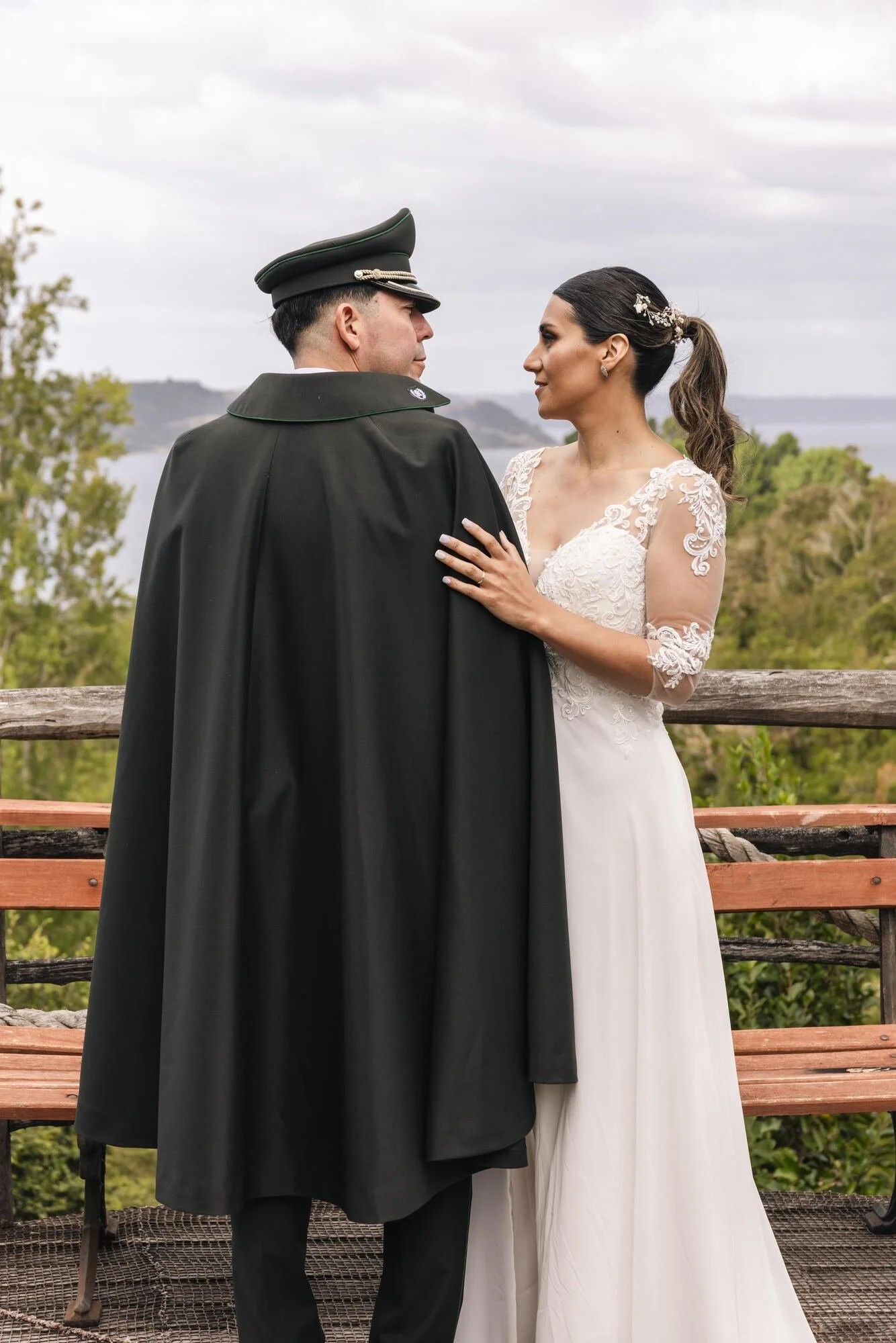 Los novios de espaldas mirando el paisaje desde el mirador de Quilquico, Chiloé