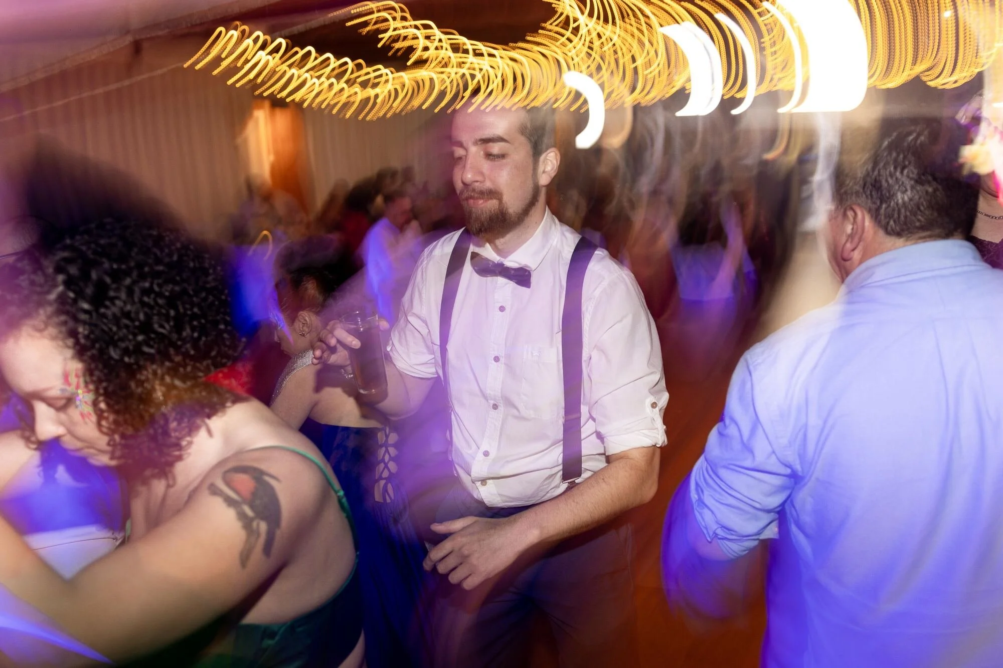 Invitados bailando bajo las luces durante la fiesta de matrimonio en Castro, Chiloé	