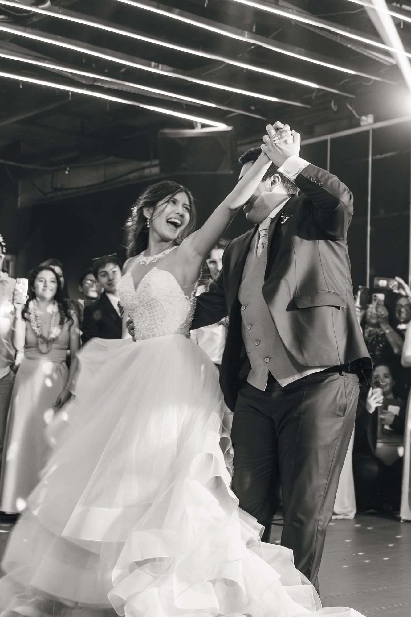 Los novios celebrando en la pista de baile, en blanco y negro, boda en Castro, Chiloé	