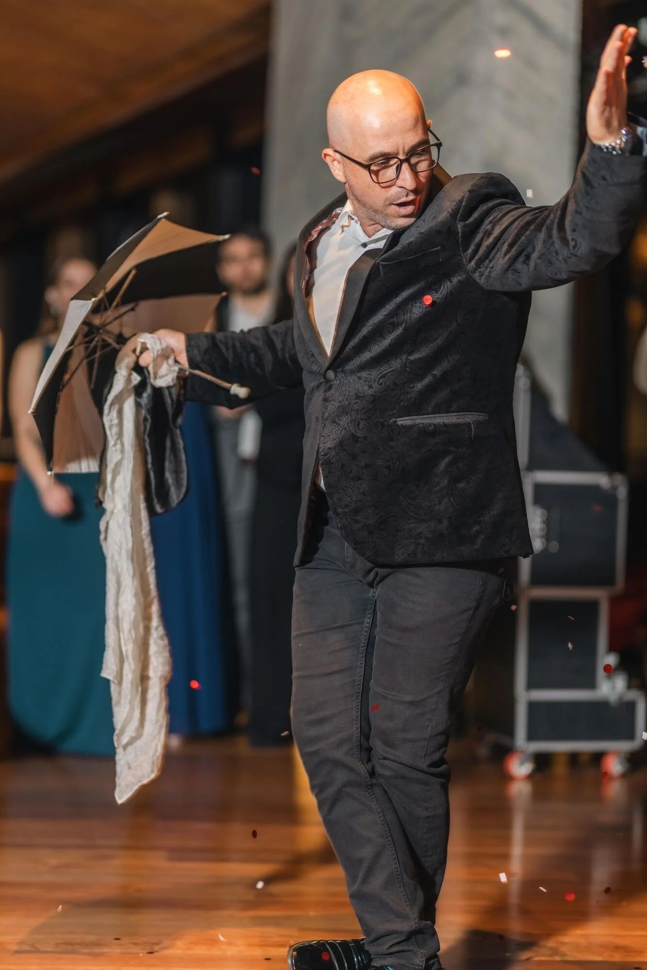 Animador dirigiendo la fiesta de matrimonio en Refugia, Castro, Chiloé