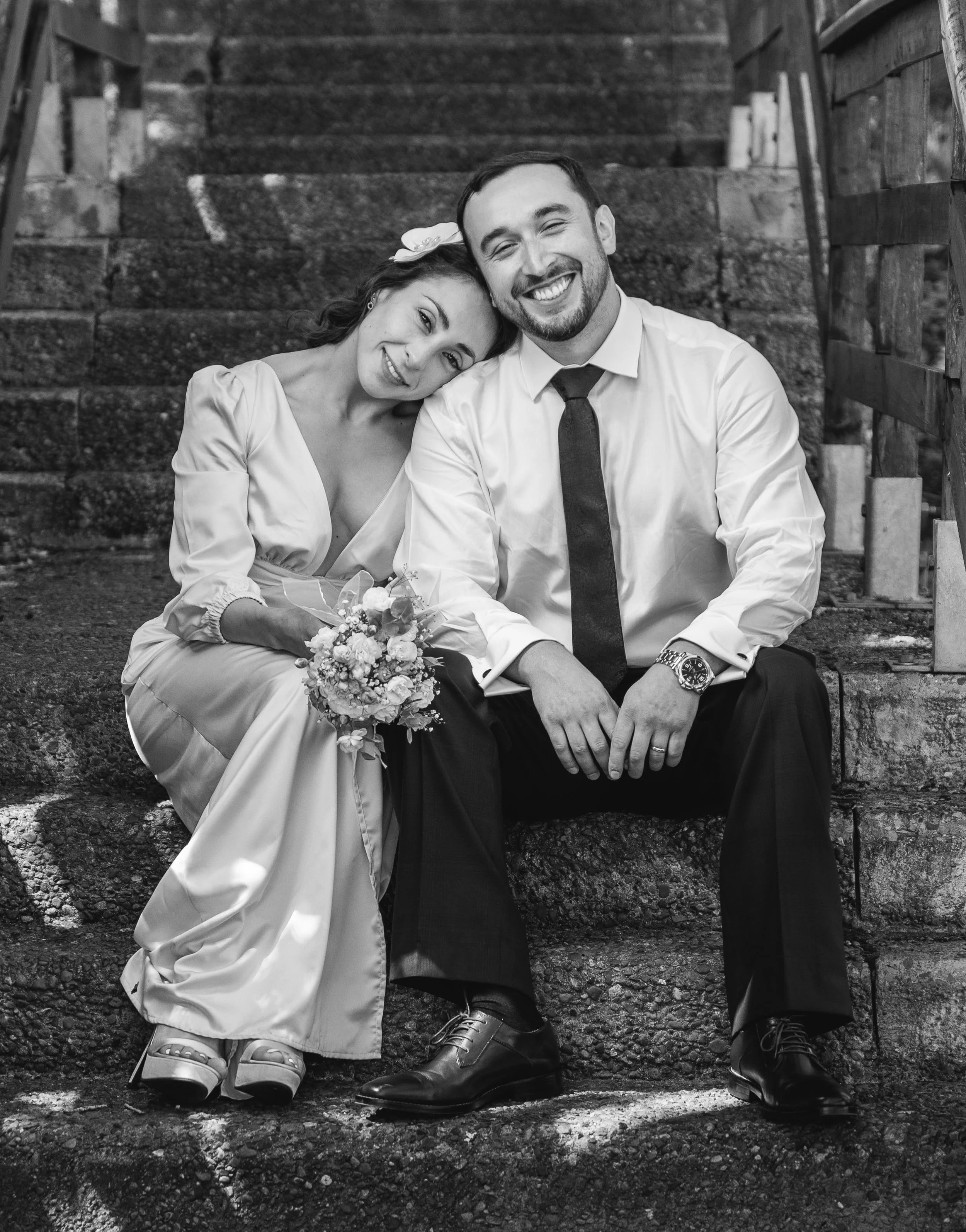 La novia con su ramo y lentes de sol, en blanco y negro, boda en Dalcahue, Chiloé
