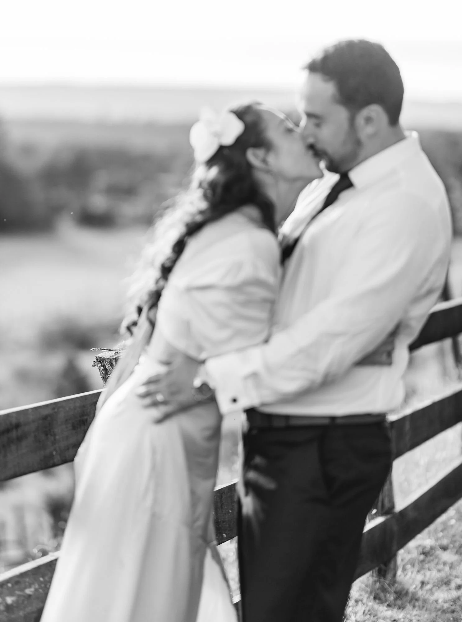 Beso de los novios en el mirador, fotografía en blanco y negro, Dalcahue, Chiloé	