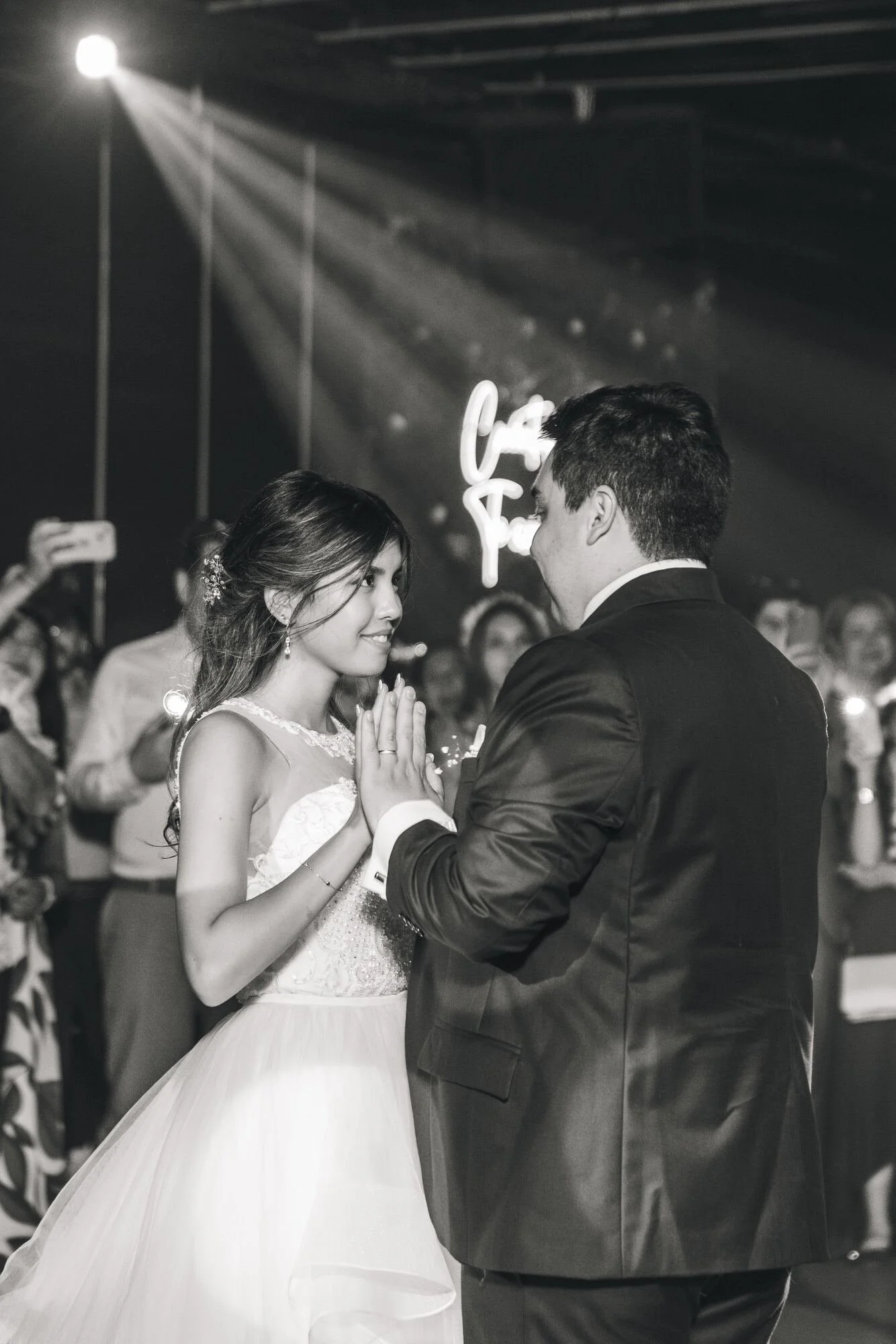 Primer baile de los novios en blanco y negro durante la fiesta en Castro, Chiloé	