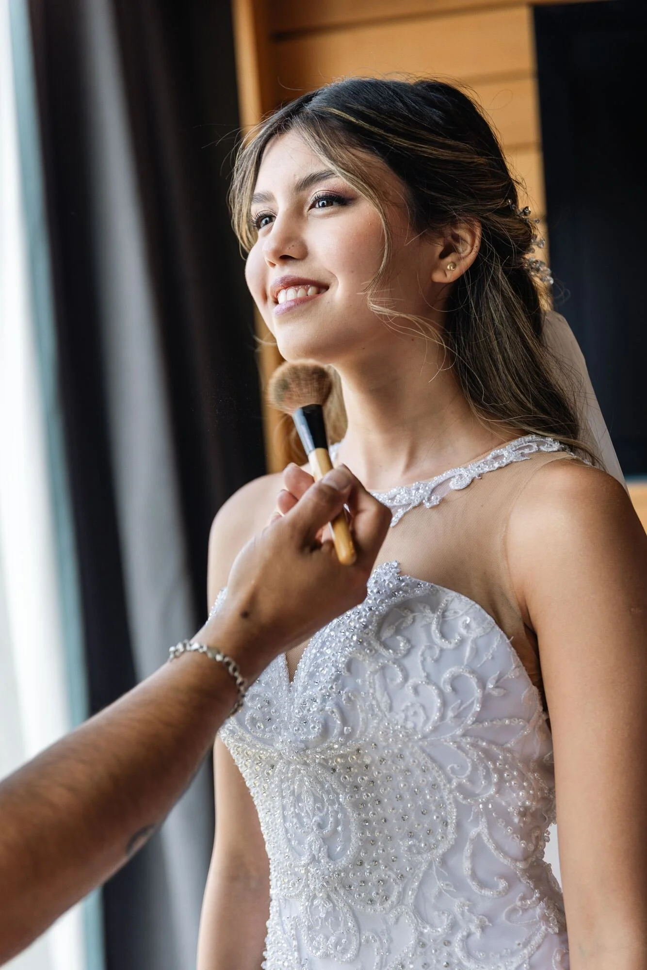 Maquillaje de la novia durante los preparativos de su boda en Castro, Chiloé