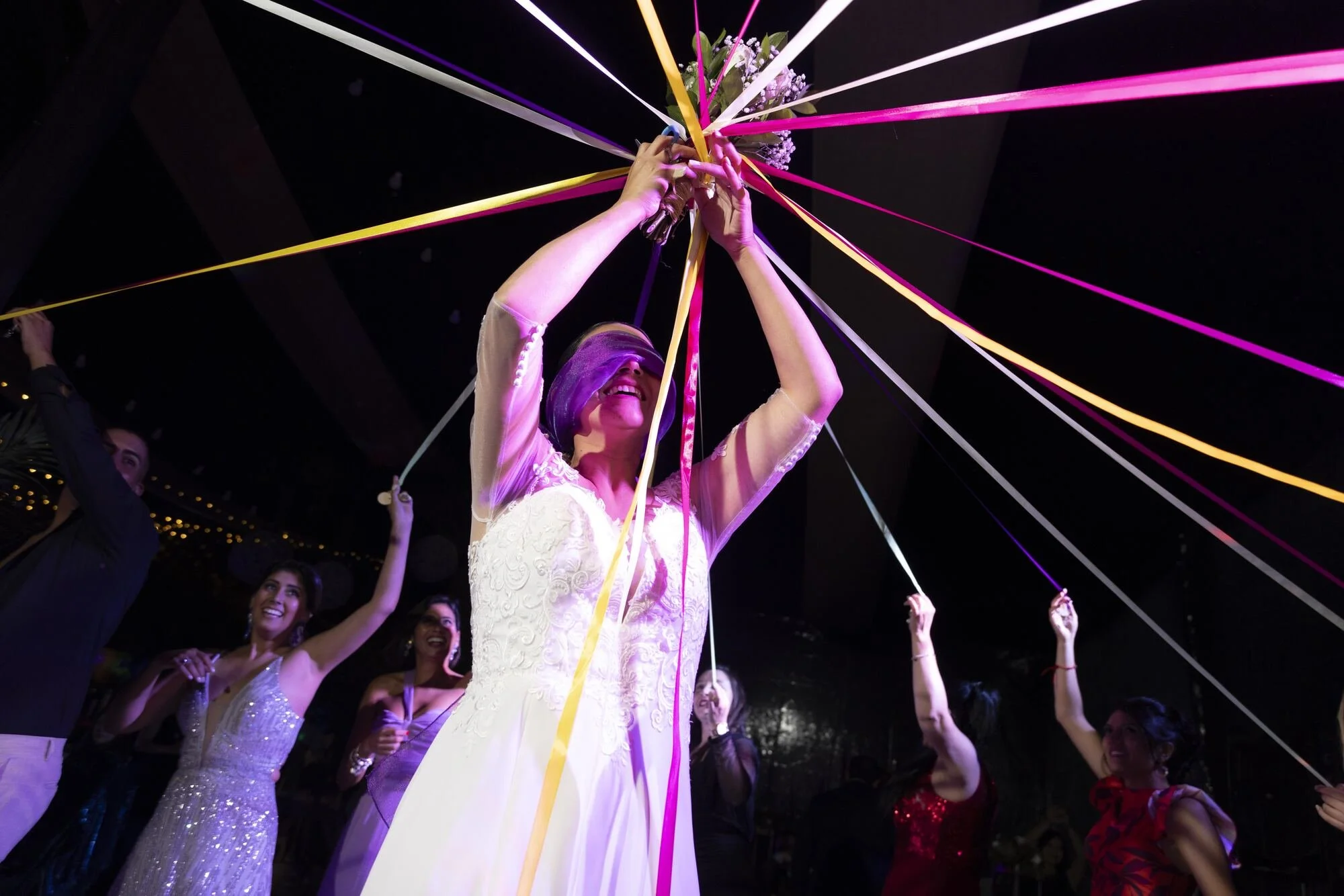 La novia en el centro del baile de cintas durante la fiesta en Quilquico, Chiloé