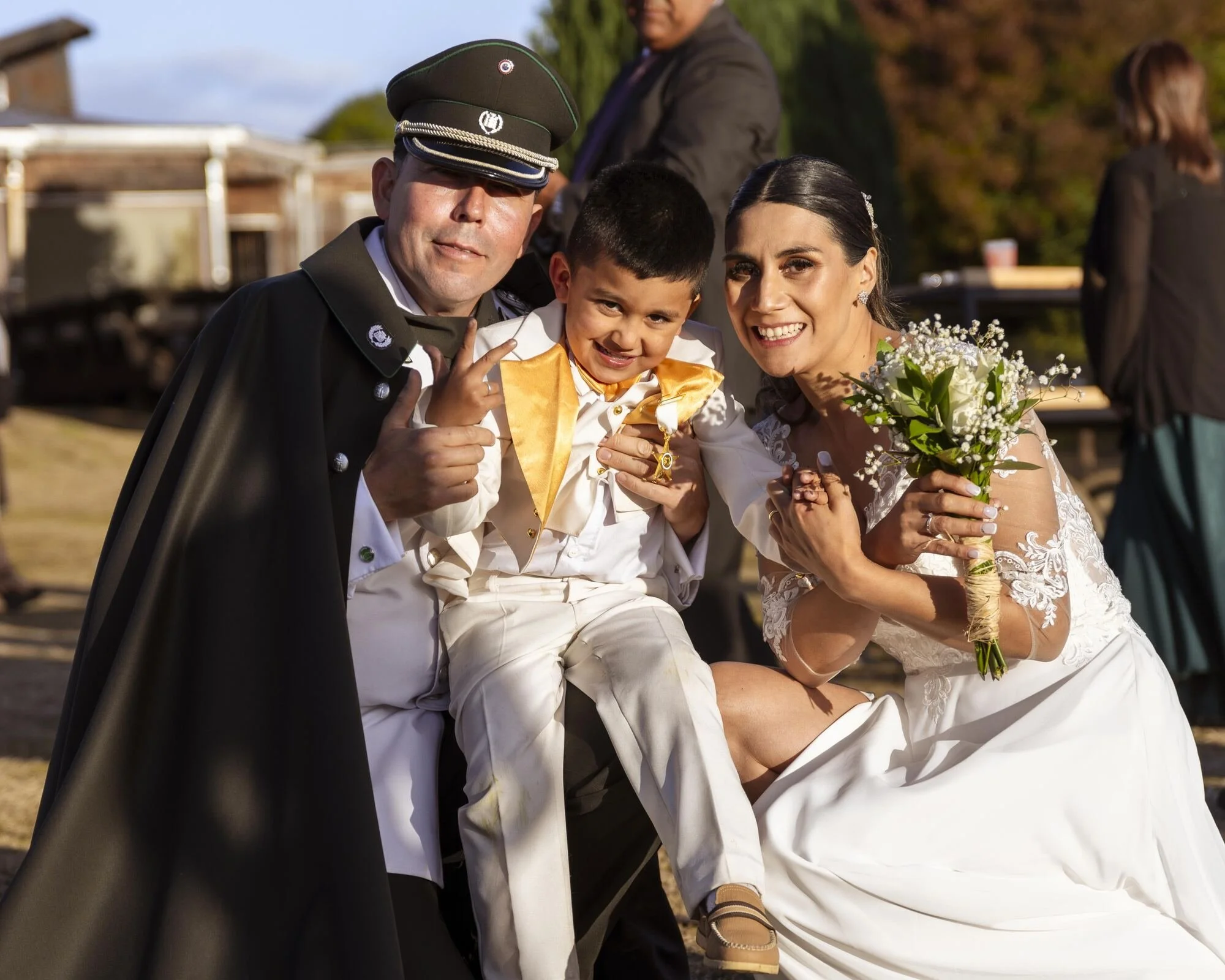 novios-con-nino-boda-militar-quilquico-chiloe.jpg