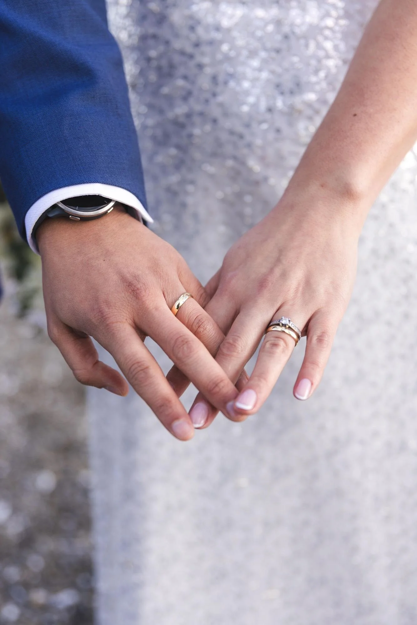 Detalle de las manos de los novios tomadas con sus argollas, Castro, Chiloé	