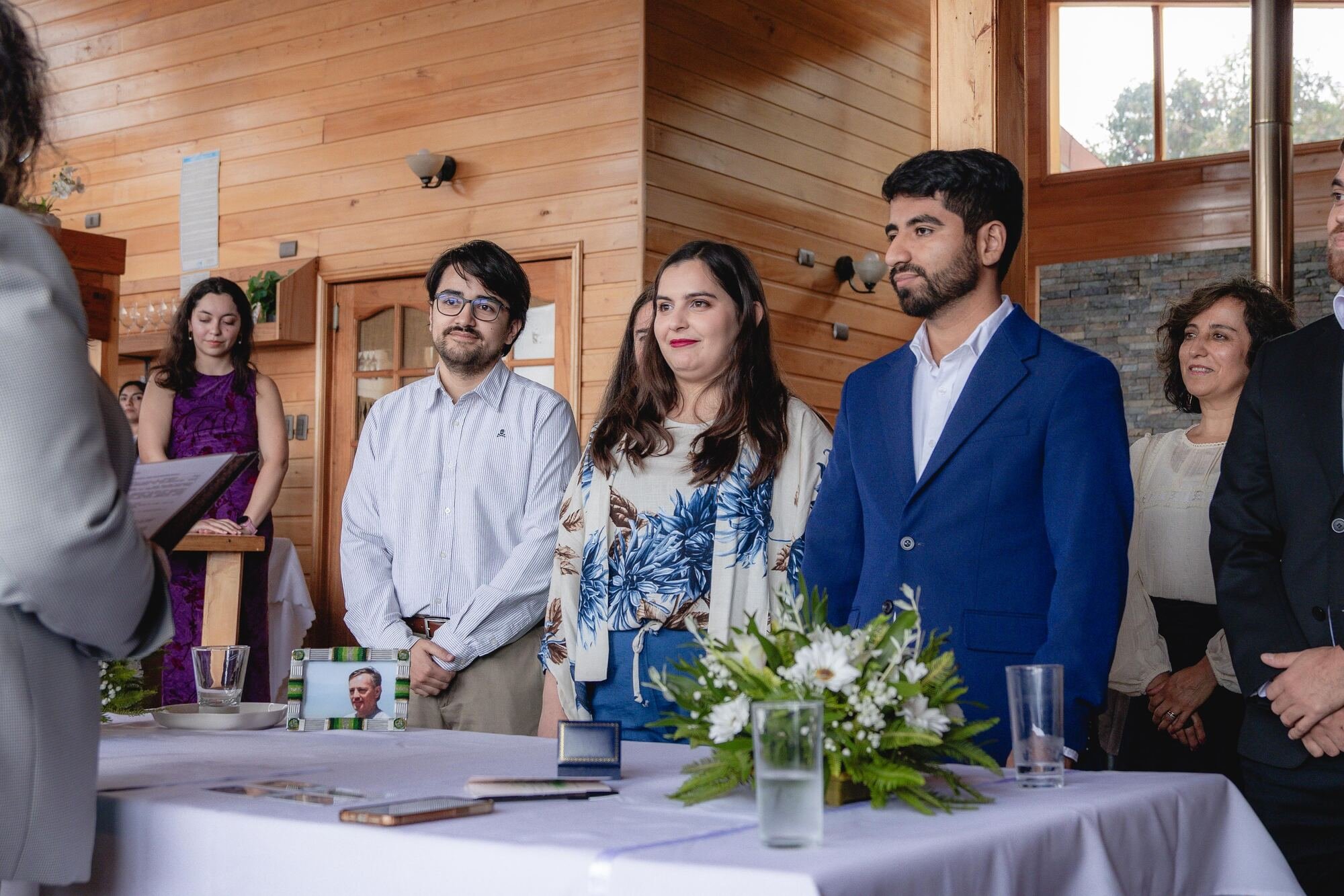 Ceremonia civil íntima en una casa de madera con los invitados, Castro, Chiloé	