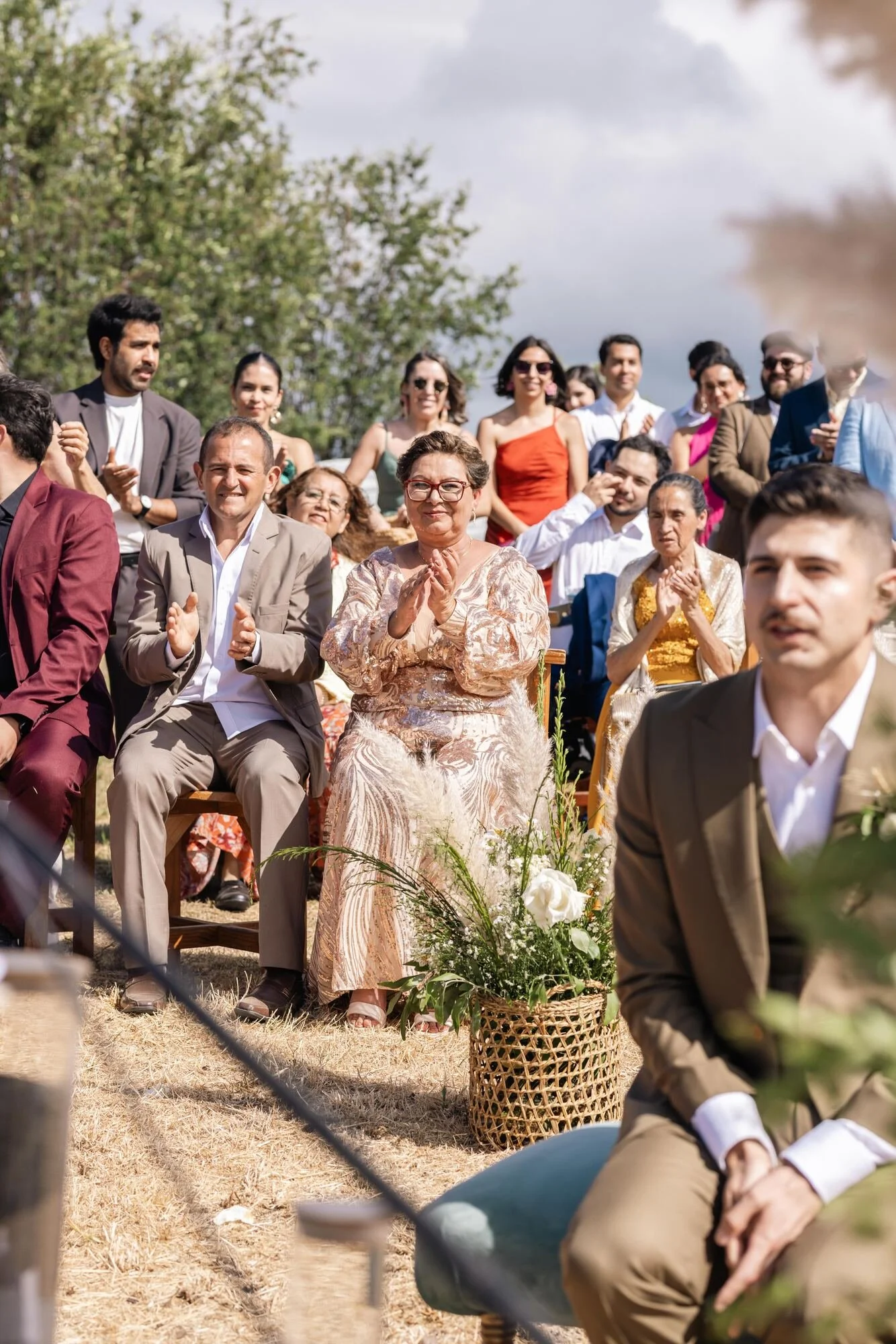 El novio durante la ceremonia al aire libre rodeado de los invitados en Chiloé