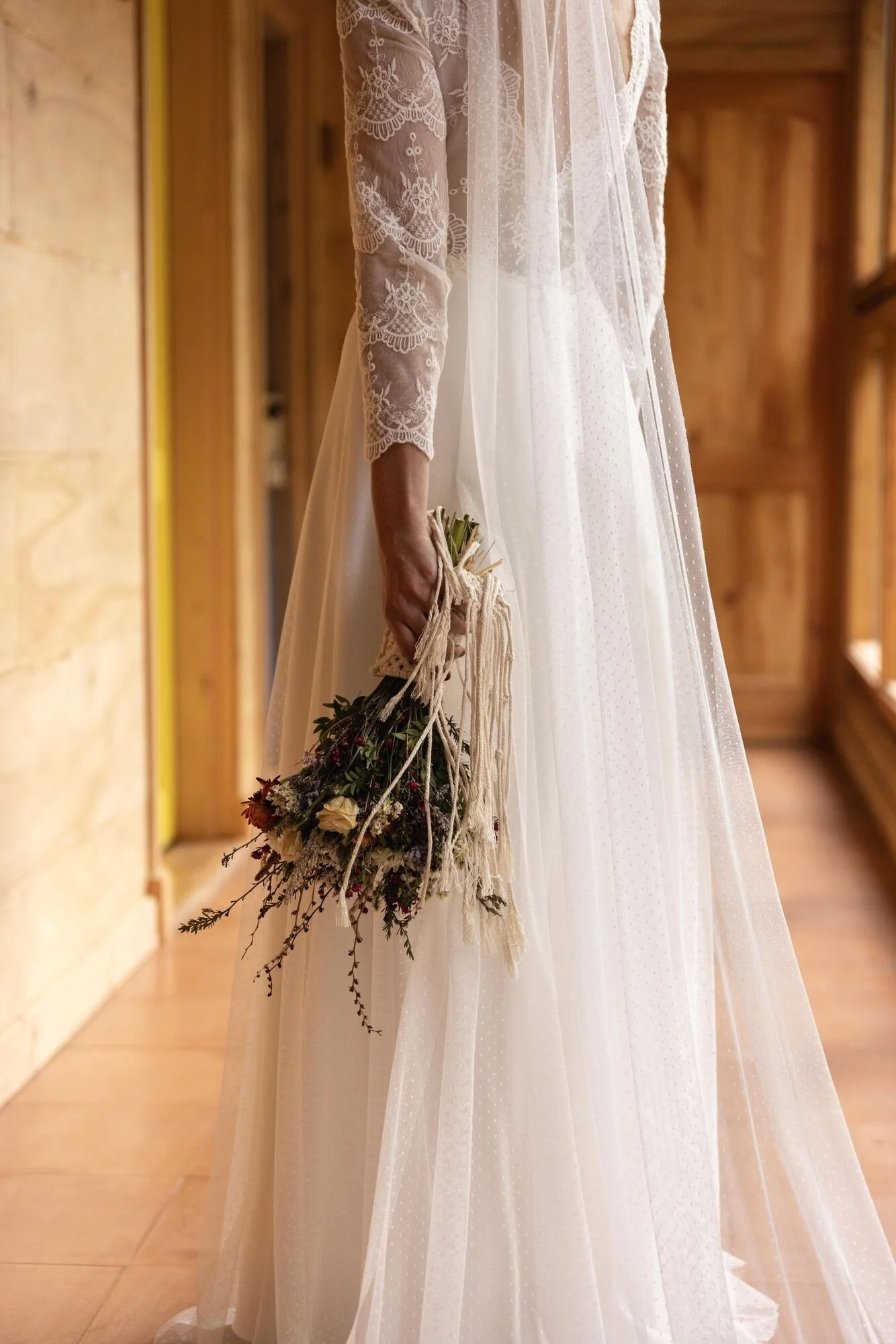 La novia con su vestido y ramo de flores silvestres en Quilquico, Castro, Chiloé 