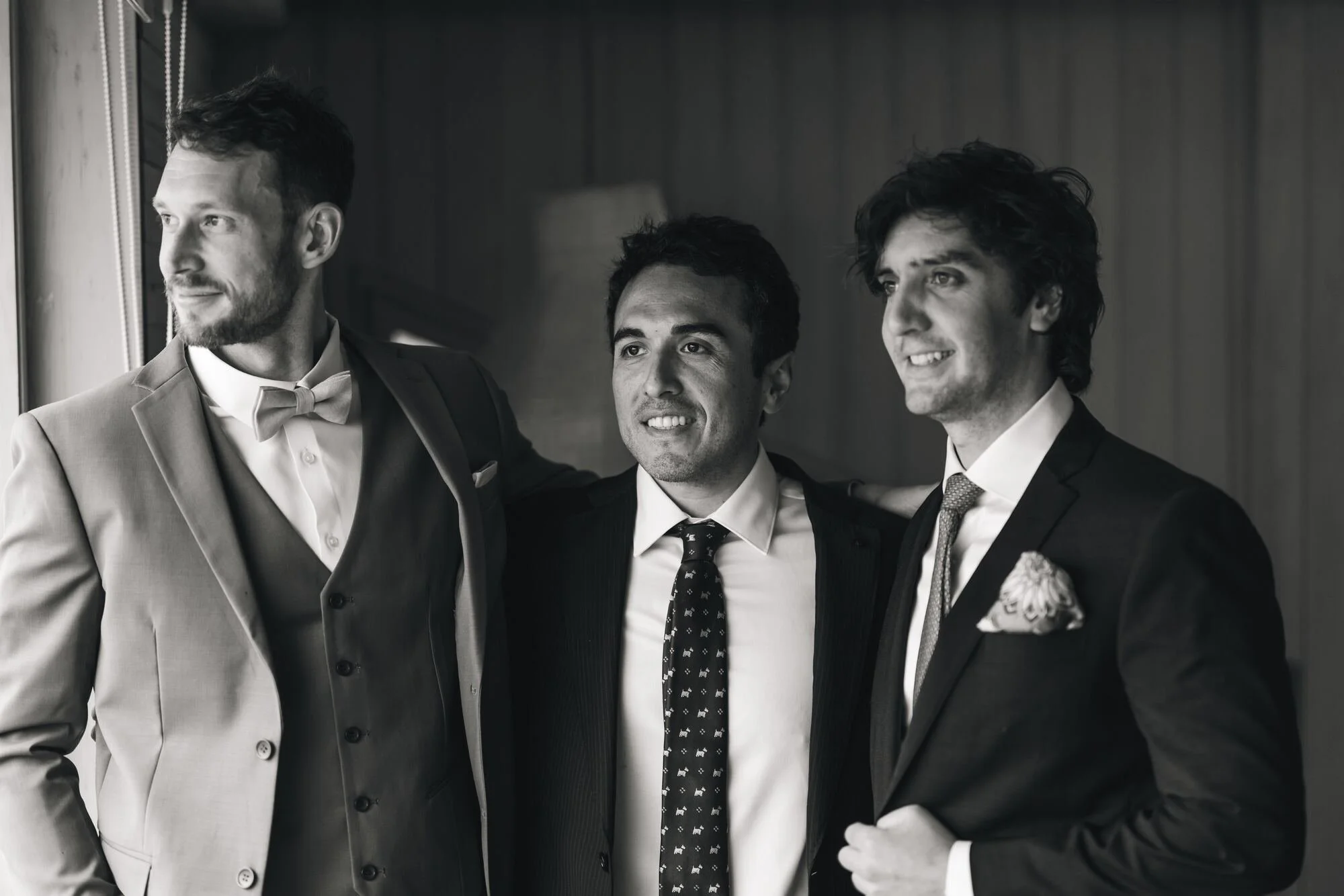 El novio junto a sus amigos, fotografía en blanco y negro, Refugia, Castro
