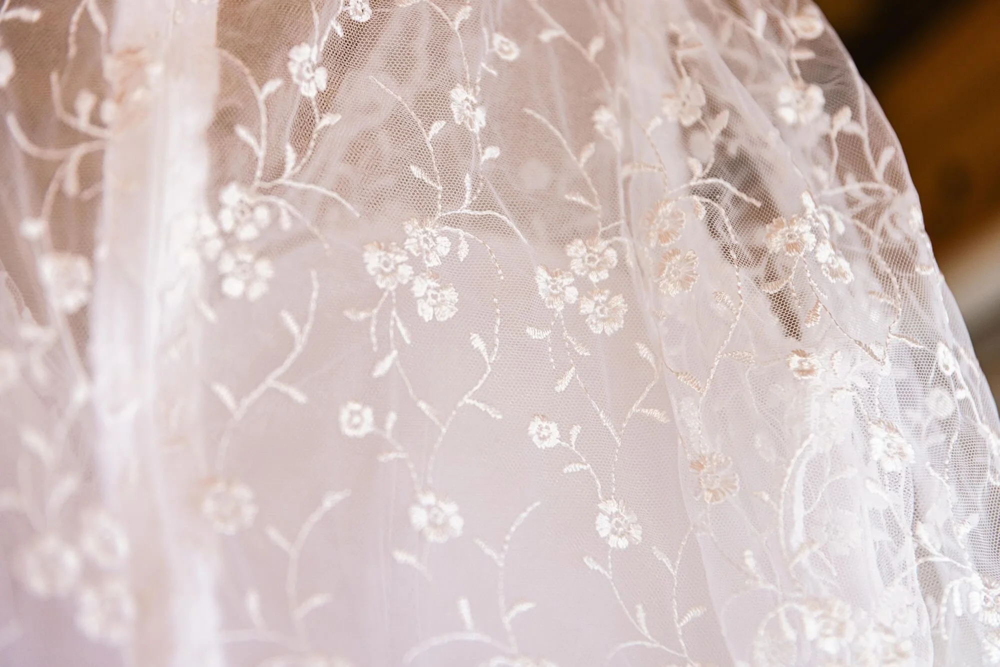 Detalle del encaje bordado del vestido de novia, boda en Quilquico, Castro, Chiloé	