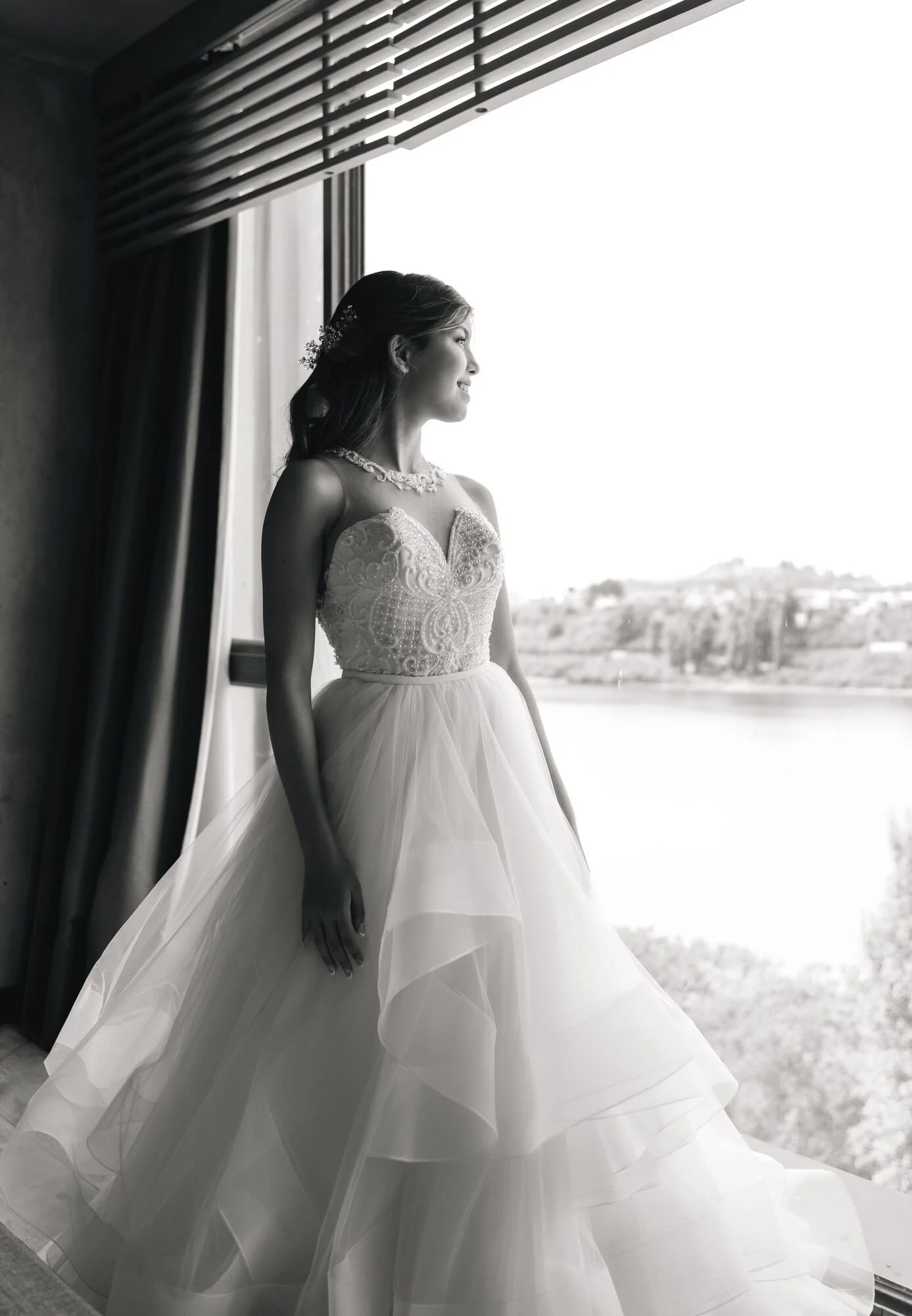 La novia junto a la ventana con vista al mar, en blanco y negro, Castro, Chiloé