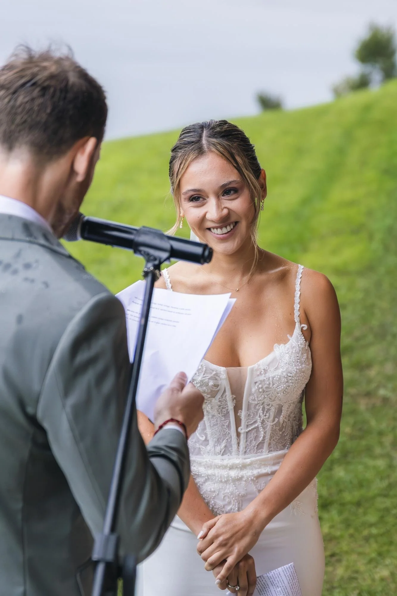 Los novios leyendo sus votos durante la ceremonia en Refugia, Castro, Chiloé