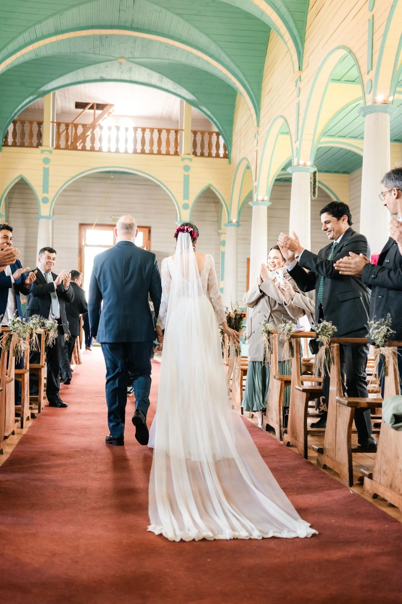 Los novios recorren el pasillo de la iglesia patrimonial tras casarse, Chiloé	
