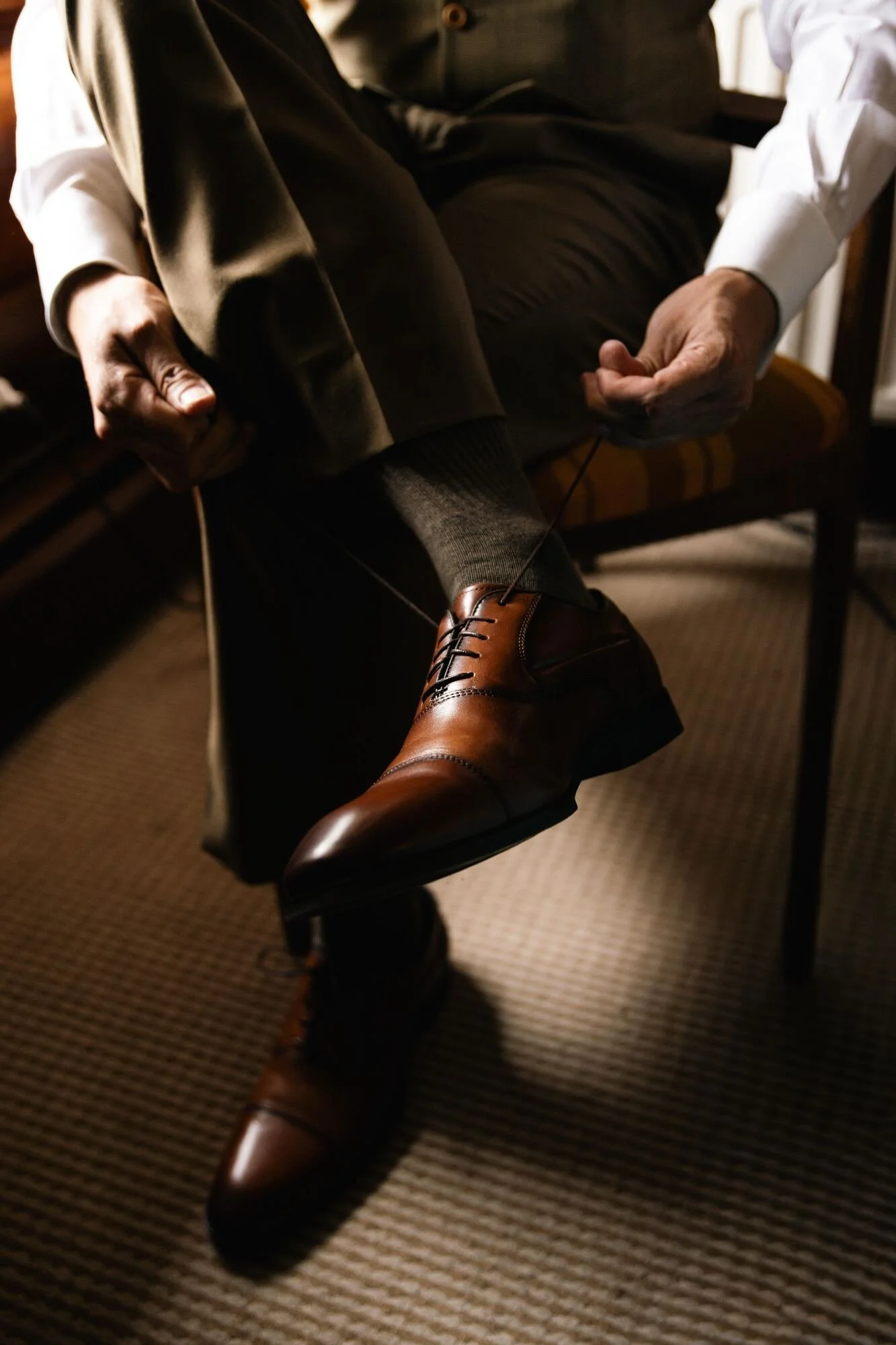 Detalle de los zapatos del novio durante los preparativos de la boda en Ancud, Chiloé