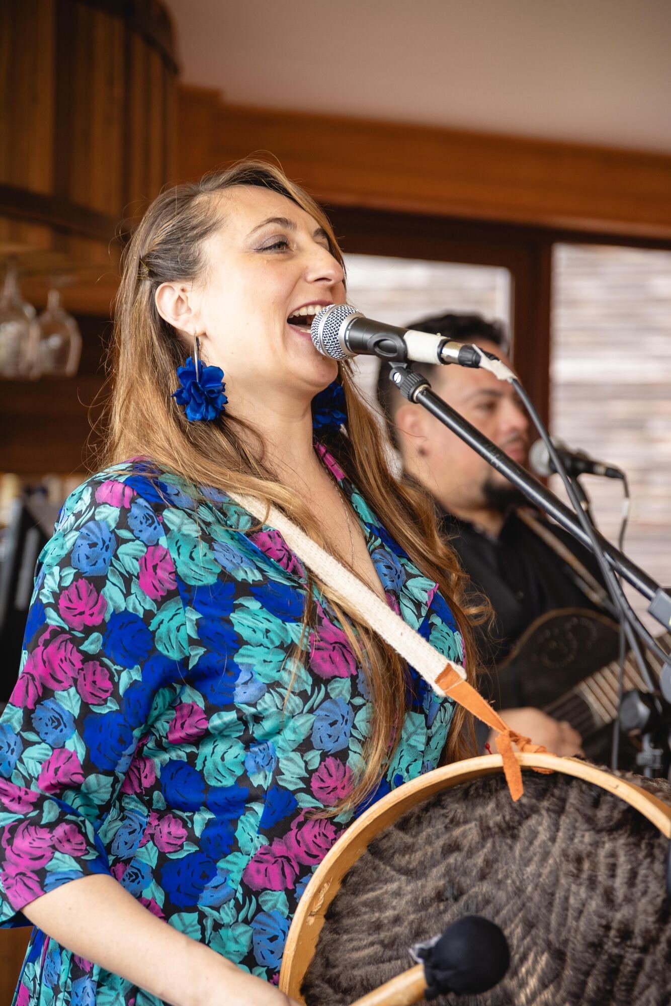 Cantante y músicos en vivo durante la fiesta de matrimonio en Quilquico, Castro	