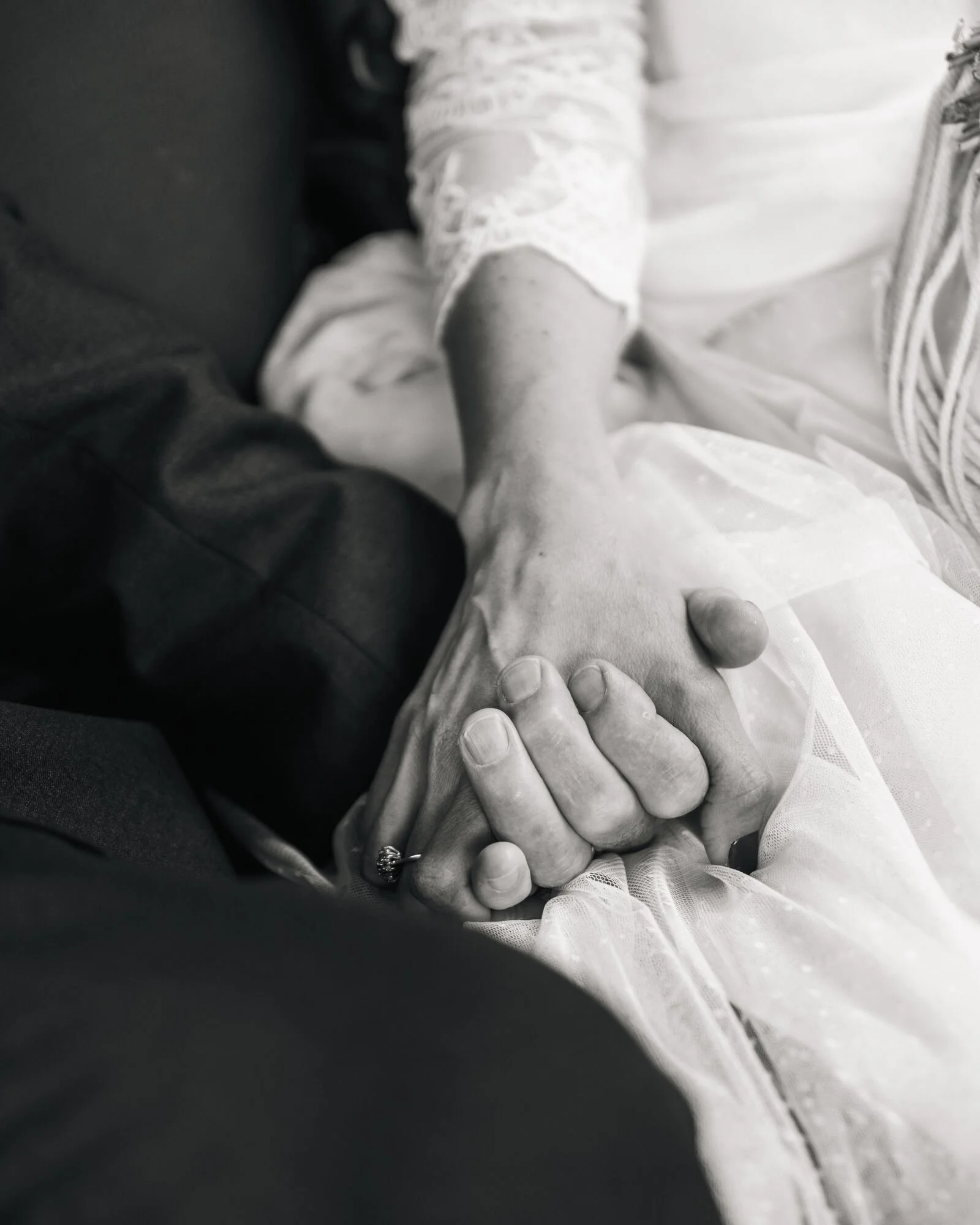 Detalle de las manos de los novios entrelazadas, en blanco y negro, boda en Chiloé	