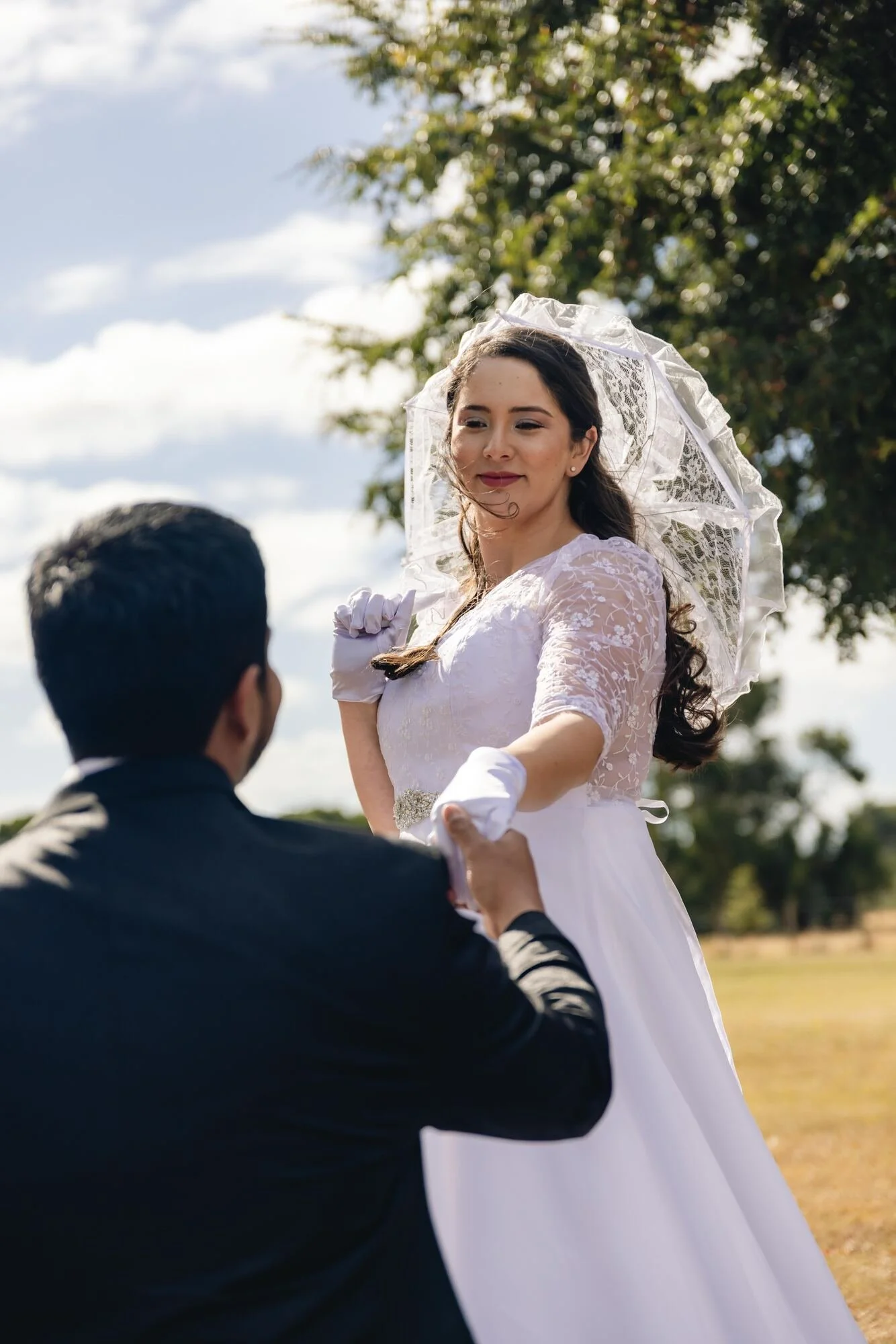 La novia con el velo al viento durante su sesión en Quilquico, Chiloé