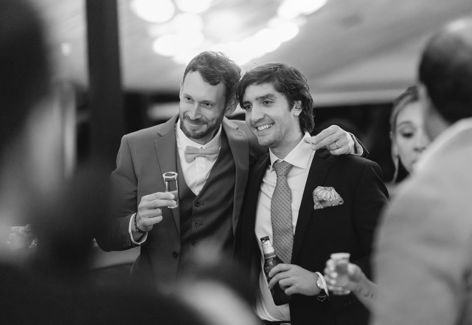 El novio brindando con un invitado, en blanco y negro, Refugia, Castro