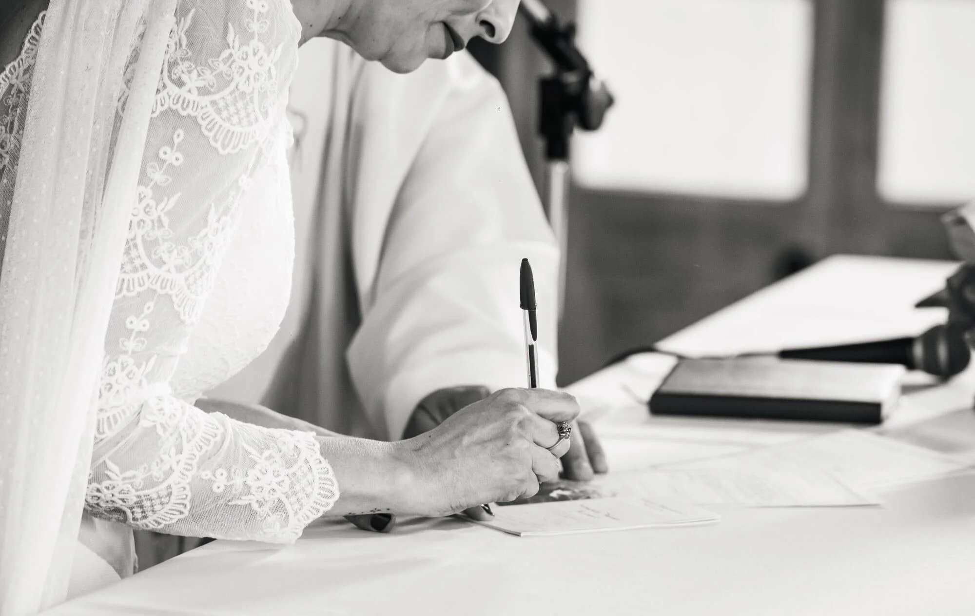 La novia firma el acta de matrimonio, fotografía en blanco y negro, boda en Chiloé	