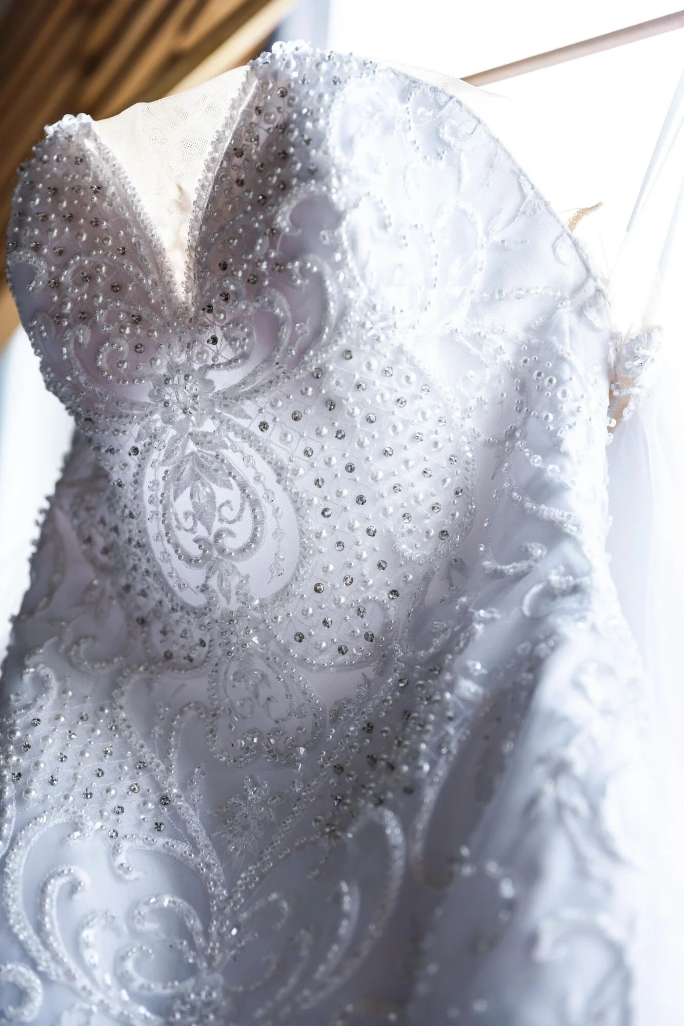 Detalle del bordado y las perlas del vestido de novia, boda en Castro, Chiloé