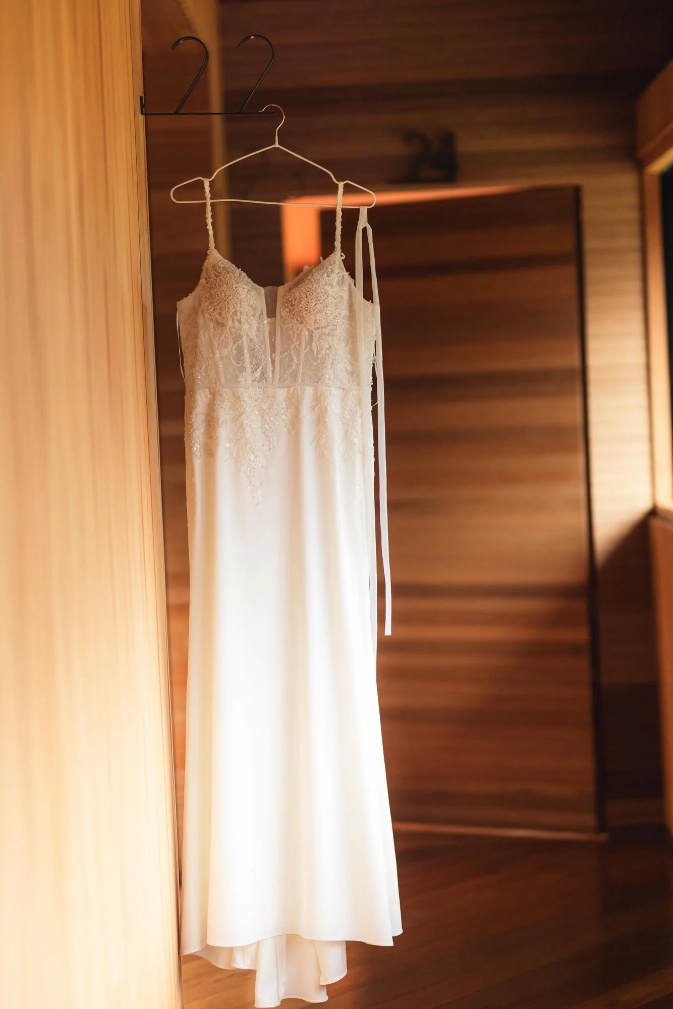 Vestido de novia colgado junto a la ventana del Hotel Refugia, Castro, Chiloé