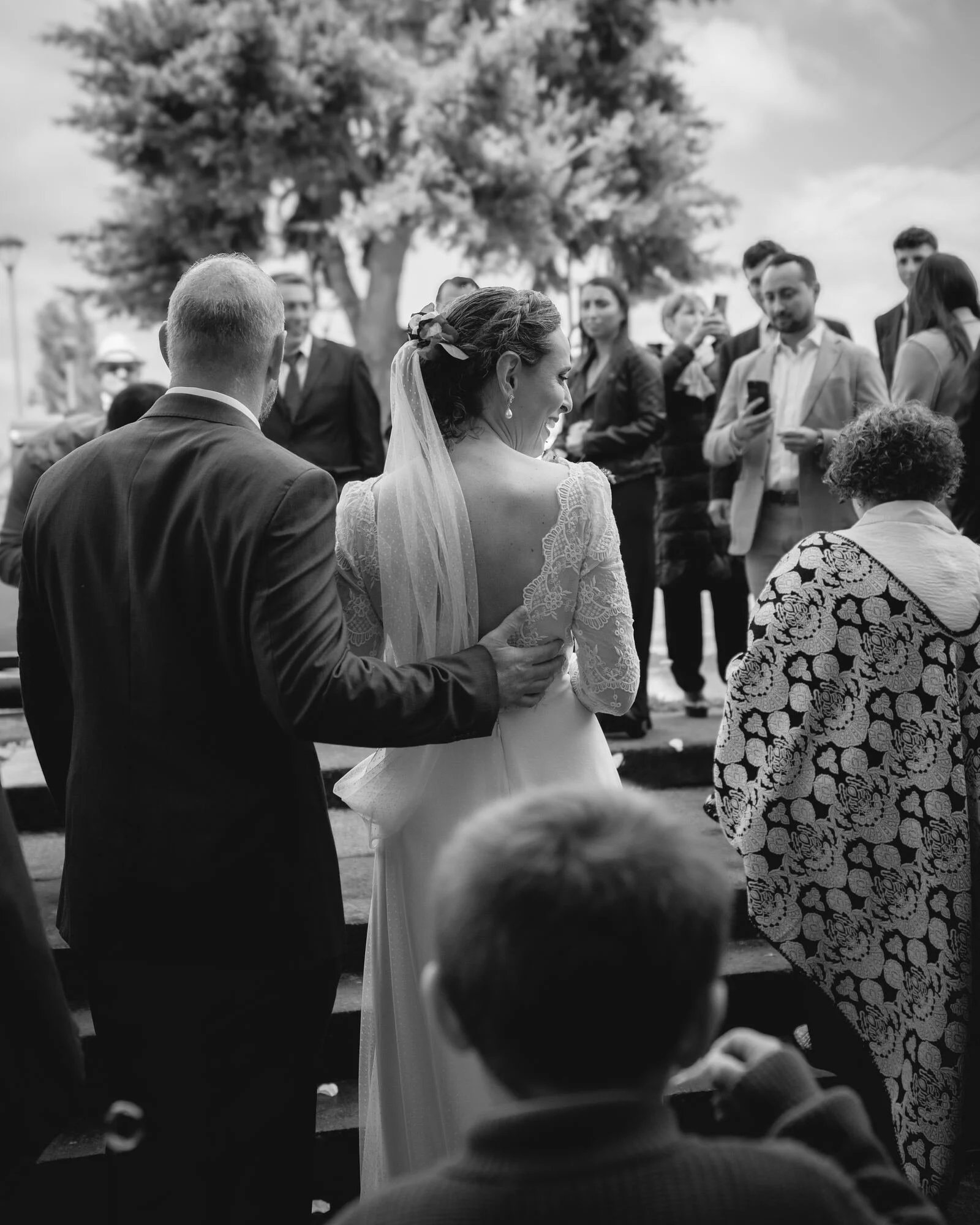Ceremonia religiosa vista desde los bancos, en blanco y negro, boda en Chiloé	