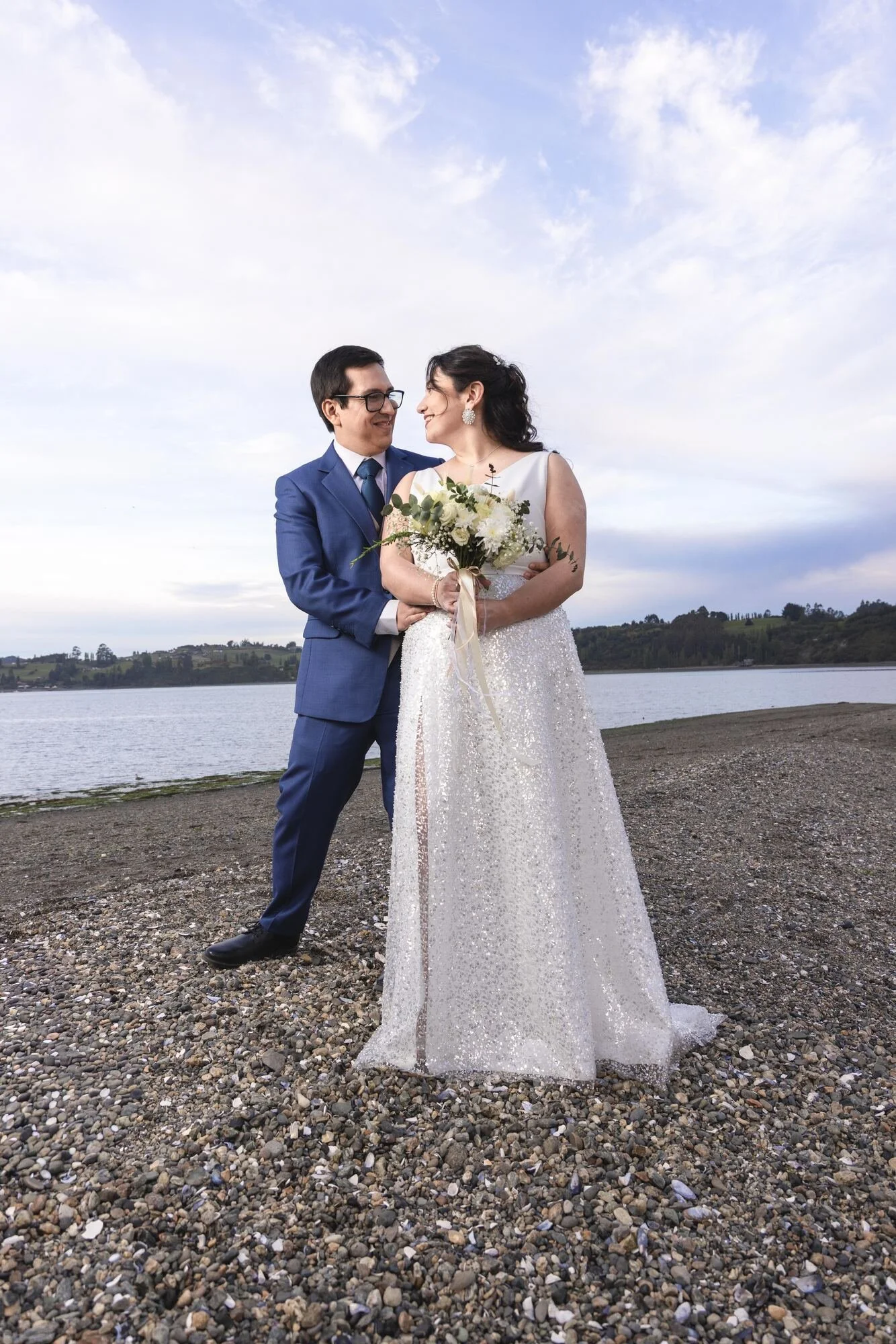 Los novios posando en la playa con el mar de fondo, Castro, Chiloé	