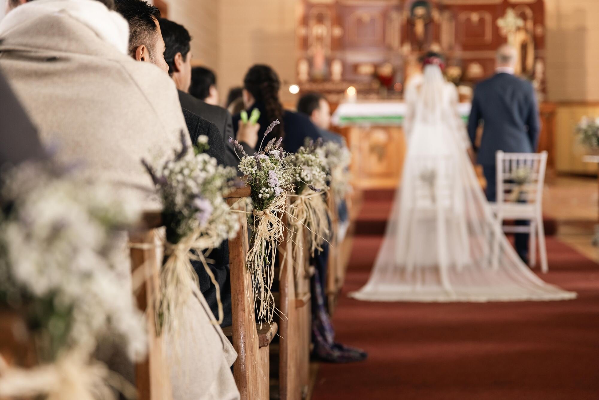 novia-en-el-altar-iglesia-de-chiloe.jpg