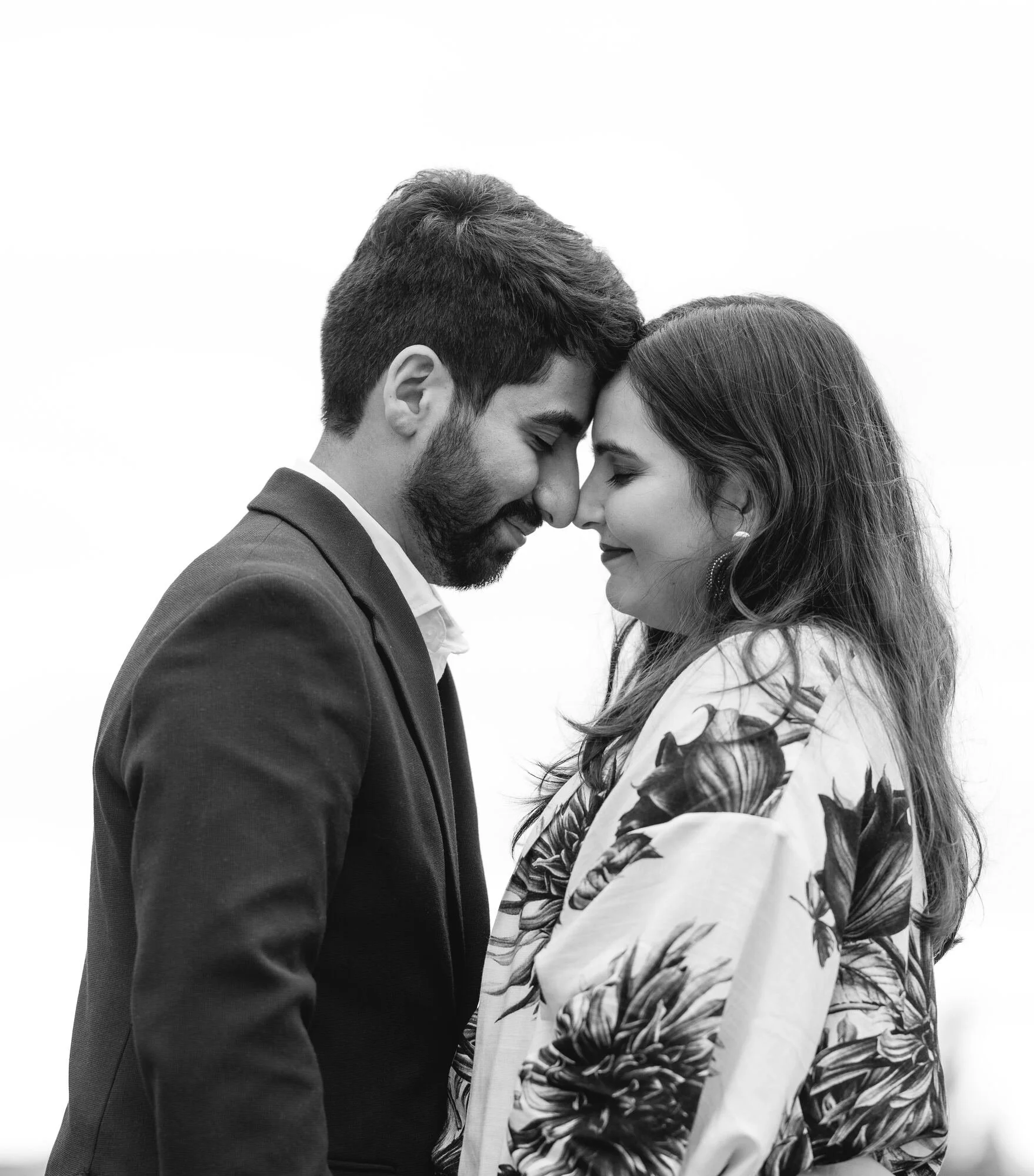 Los novios frente a frente, fotografía en blanco y negro, Castro, Chiloé	