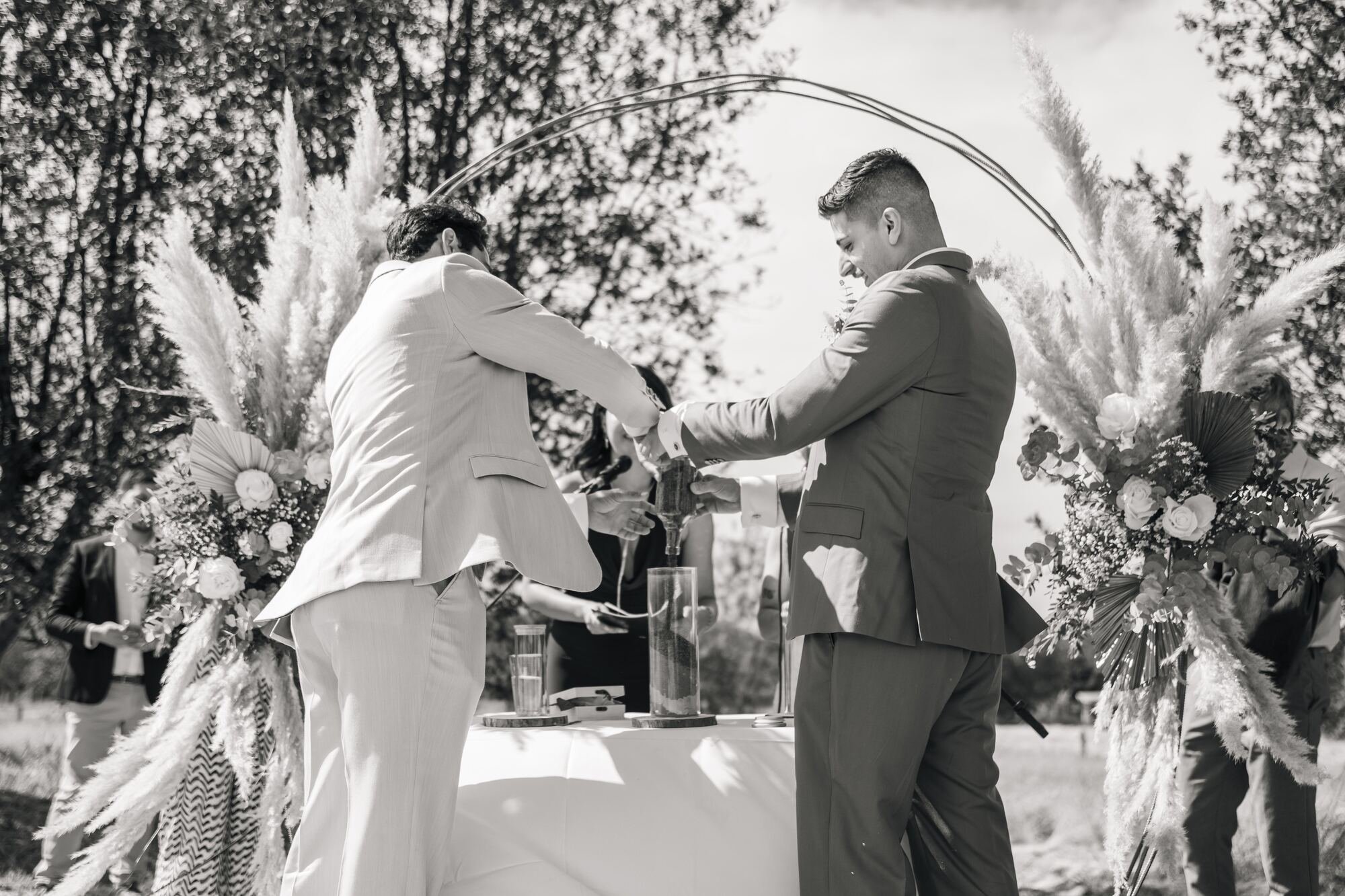 Firma del acta durante la ceremonia de boda igualitaria al aire libre en Chiloé, en blanco y negro
