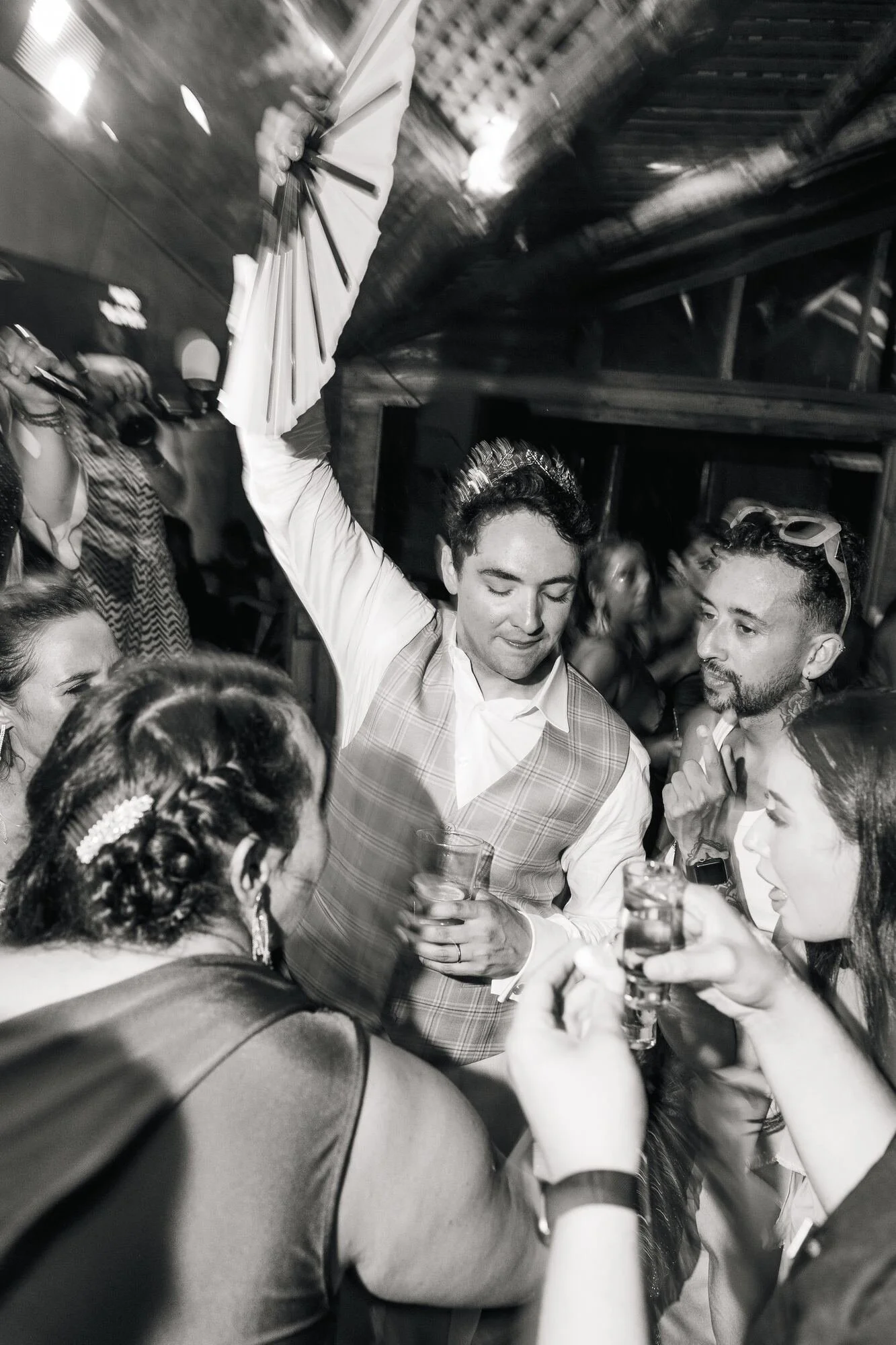 Brindis y celebración con los invitados en la fiesta de matrimonio en Ancud, Chiloé