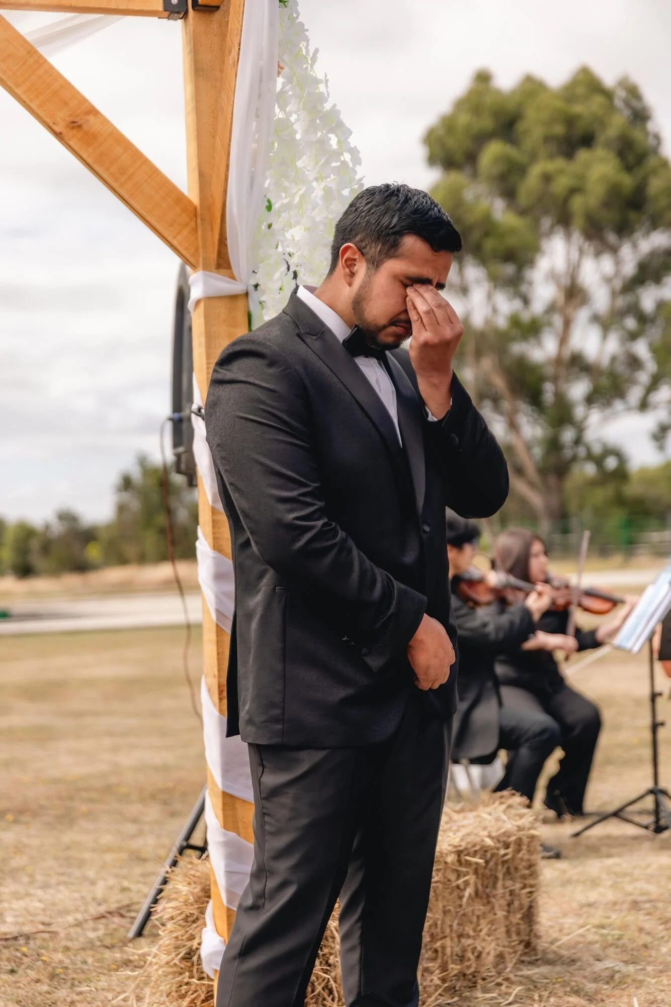 El novio emocionado esperando en el altar durante la ceremonia en Quilquico, Castro	