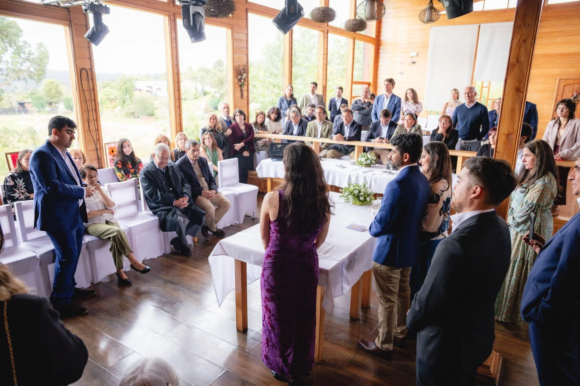 Los invitados durante la ceremonia civil en una casa de madera con vista al mar, Castro