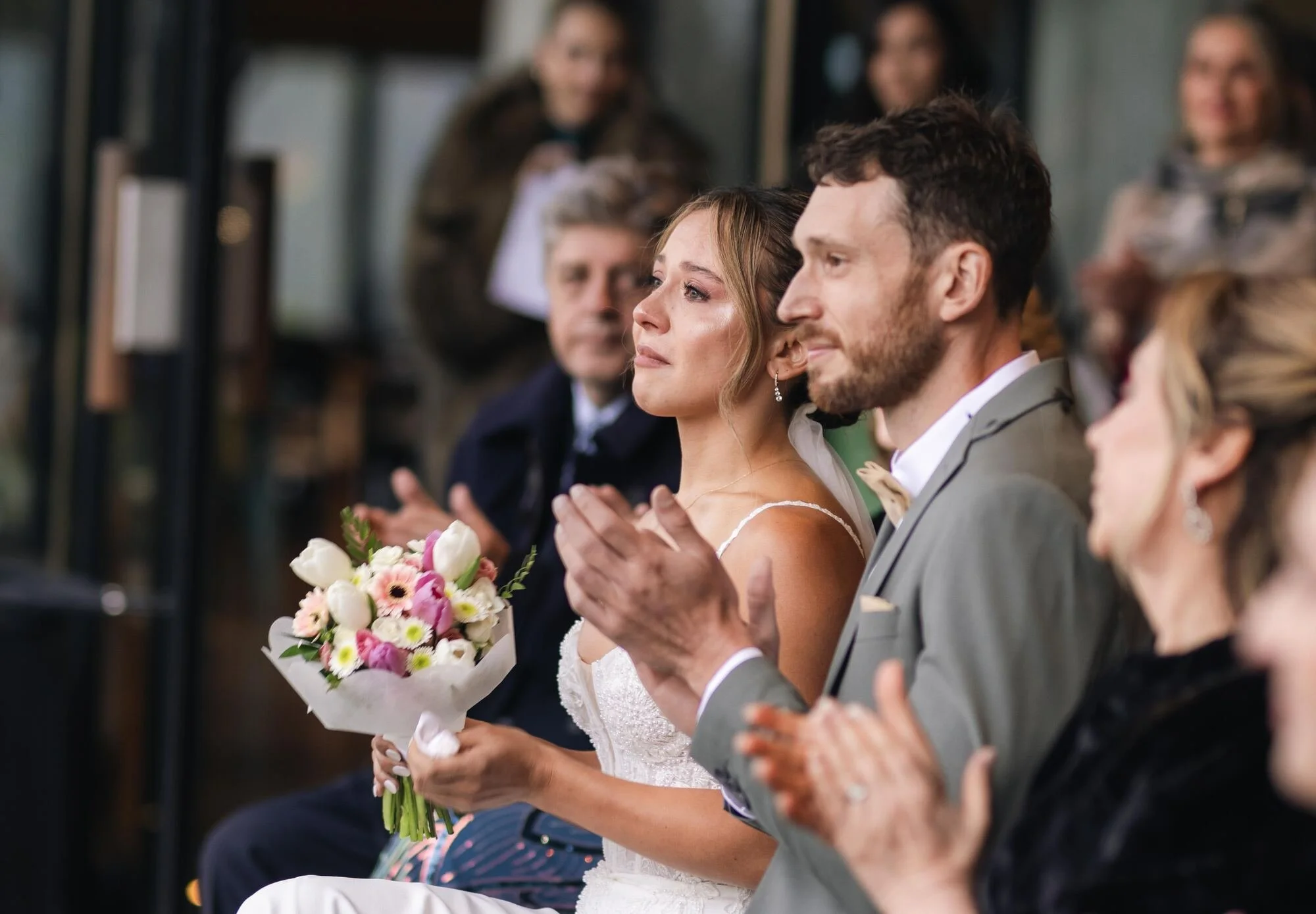 Los novios aplaudiendo emocionados durante la ceremonia en Refugia, Castro, Chiloé