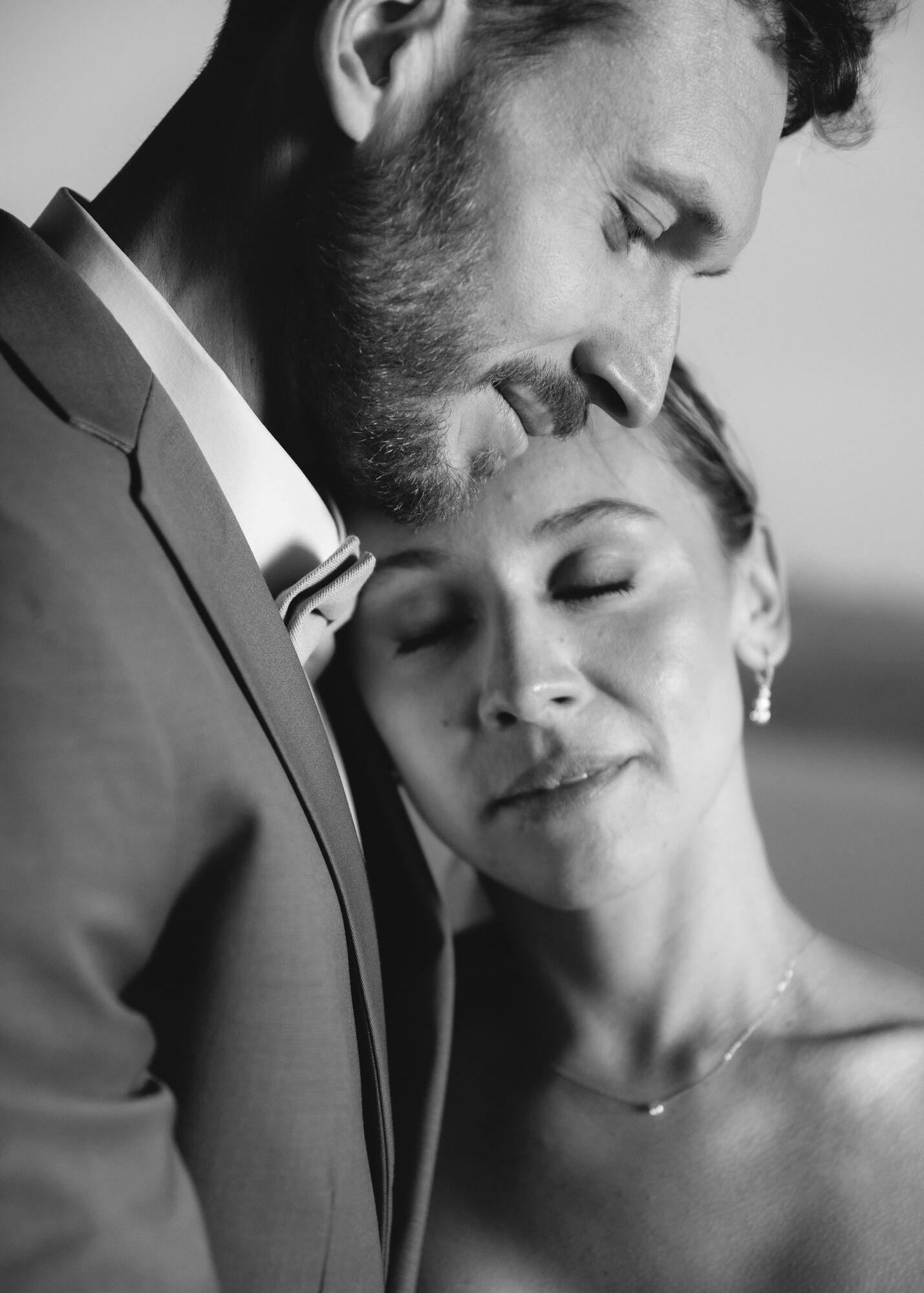 Abrazo de los novios al atardecer, fotografía en blanco y negro, Refugia, Castro