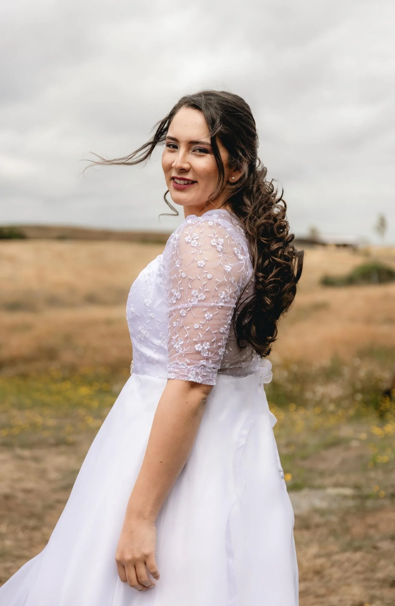 Retrato de la novia en el campo con el pelo al viento, Quilquico, Castro, Chiloé	