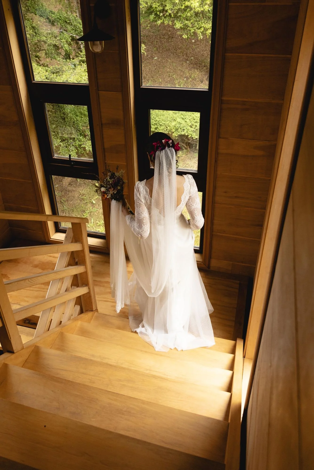 La novia bajando la escalera de madera del hotel en Quilquico, Castro, Chiloé	