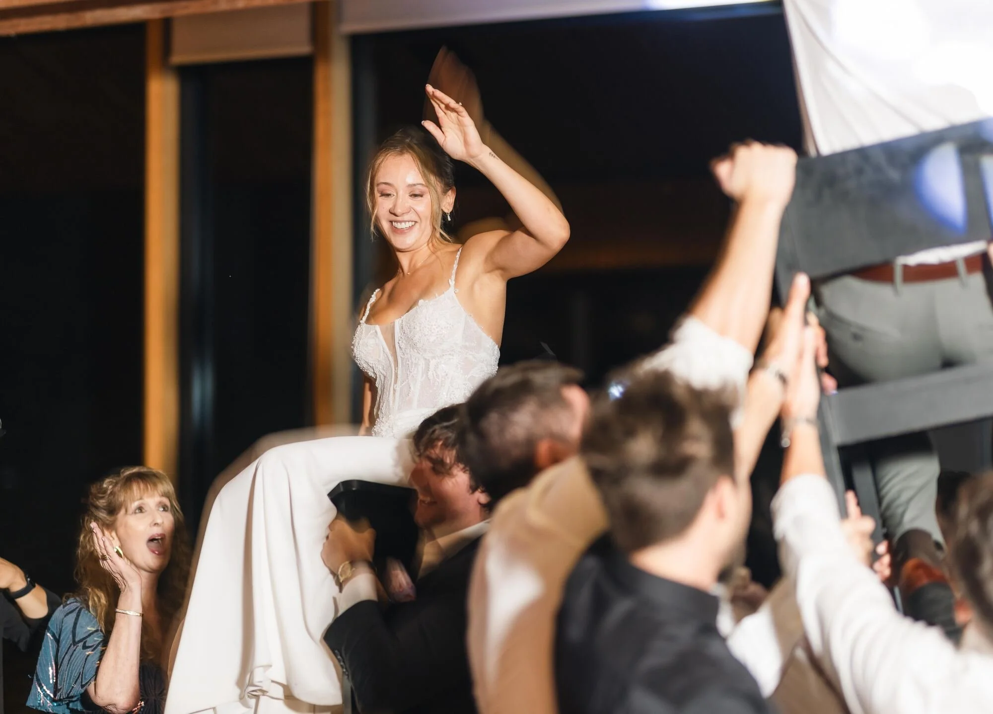 La novia levantada en andas por los invitados durante la fiesta, Refugia, Castro