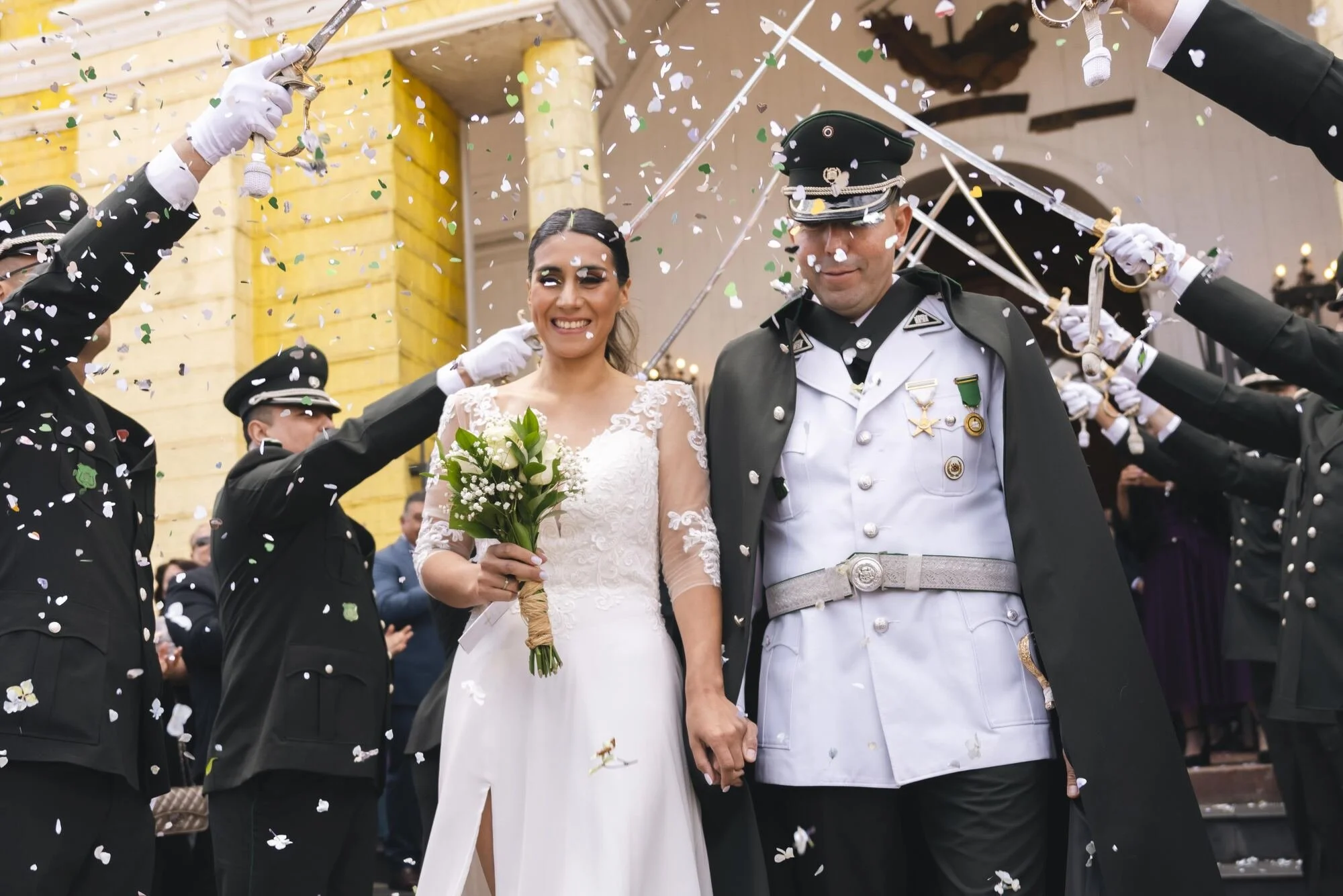 Los novios avanzan bajo la calle de honor formada por sables, boda militar en Castro