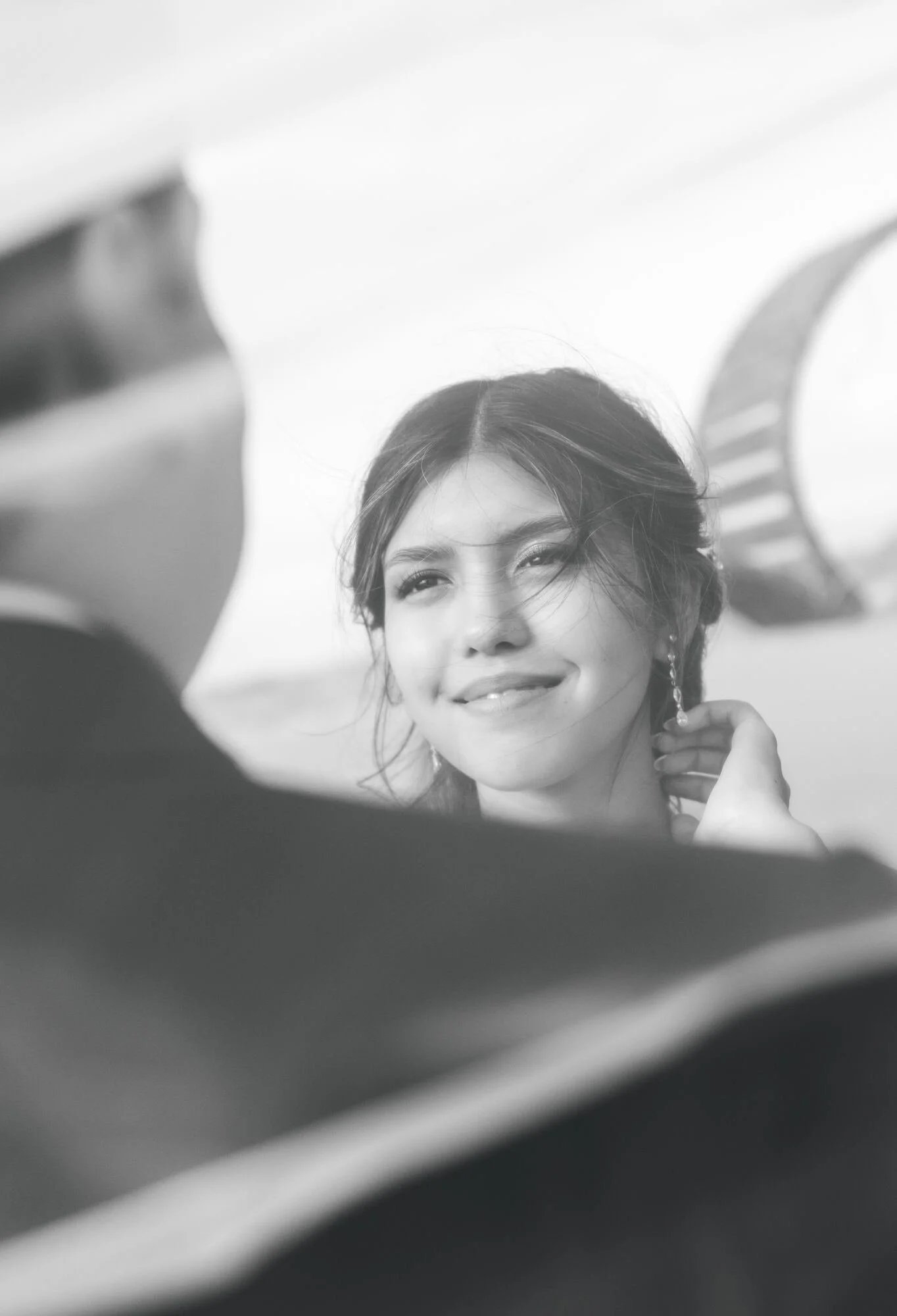 Retrato de la novia bajo el velo en blanco y negro, boda en Castro, Chiloé