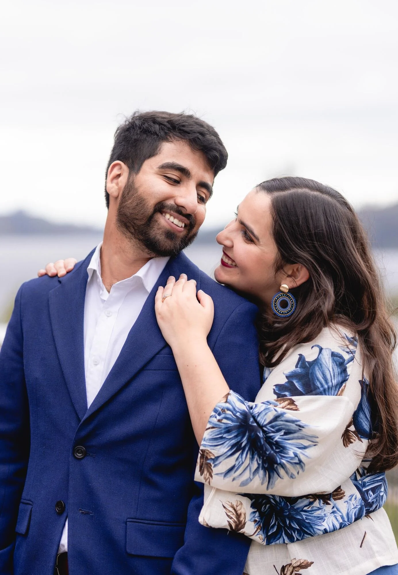 Sesión de pareja de los novios con el mar de Castro al fondo, Chiloé	